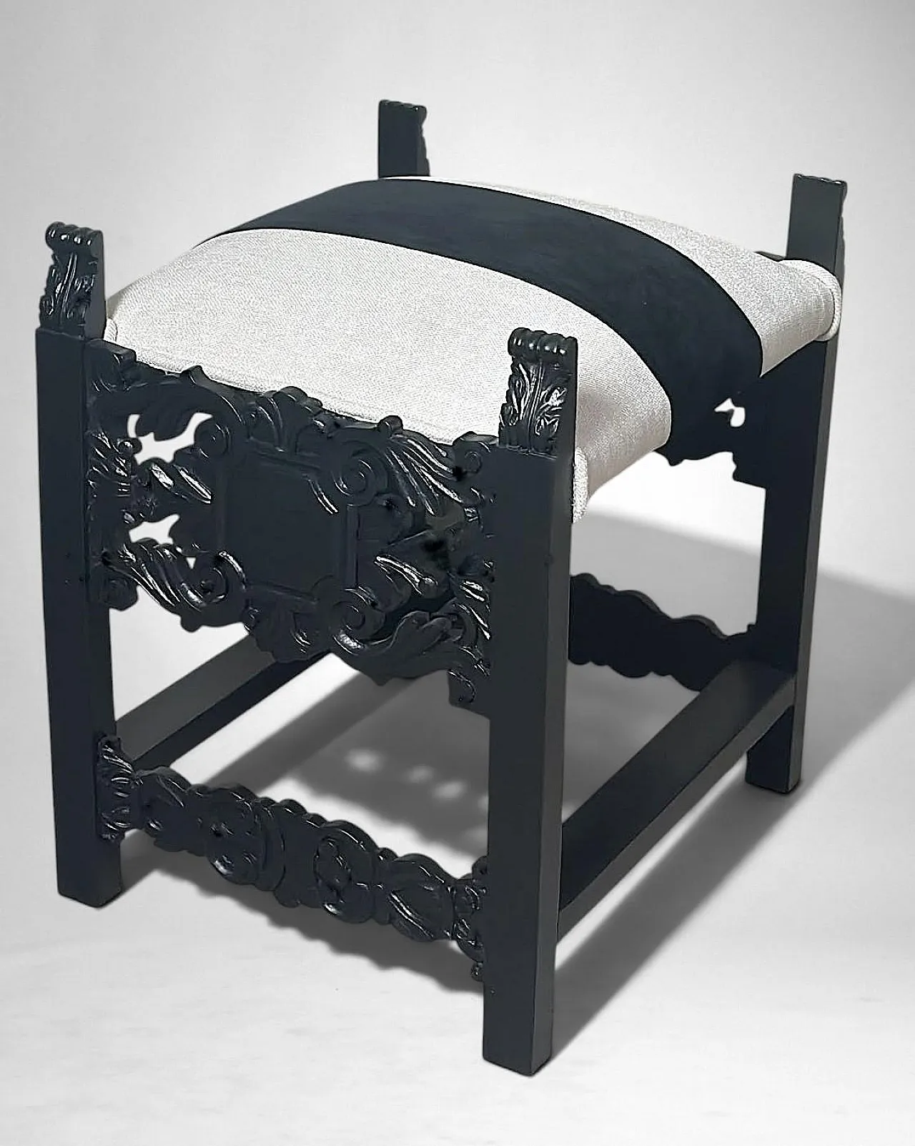 Neo-Renaissance style bench carved eood and linen blend, 19th century 4
