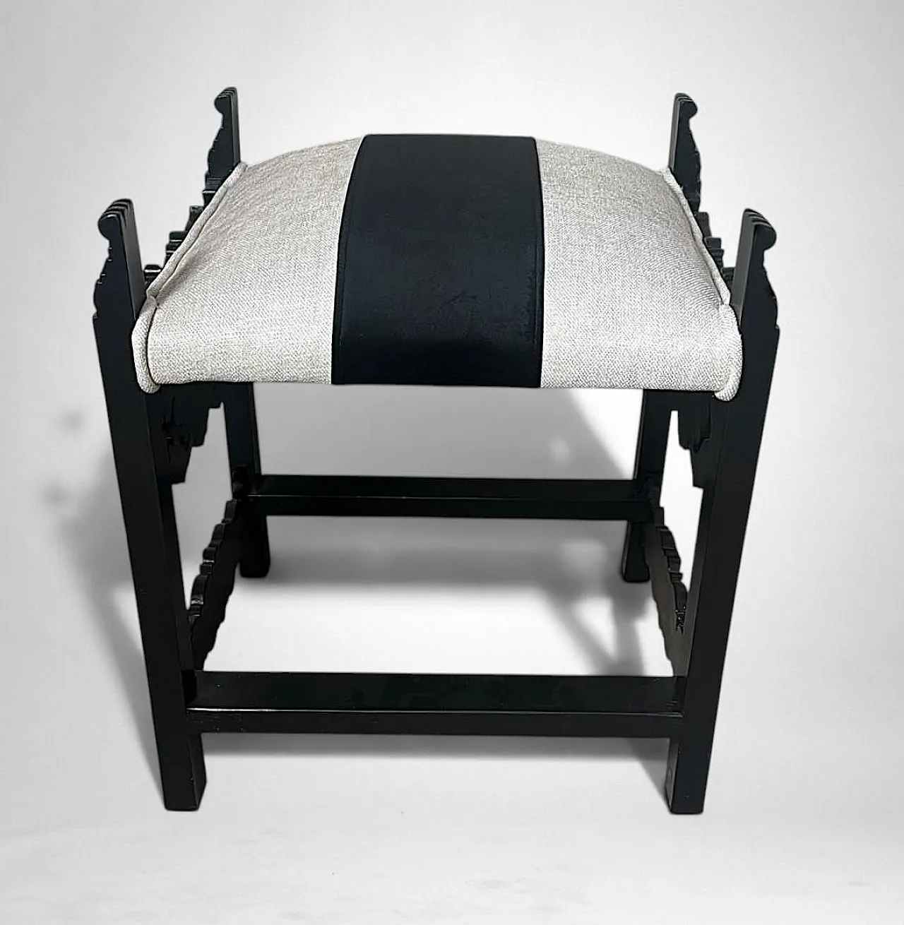 Neo-Renaissance style bench carved eood and linen blend, 19th century 5