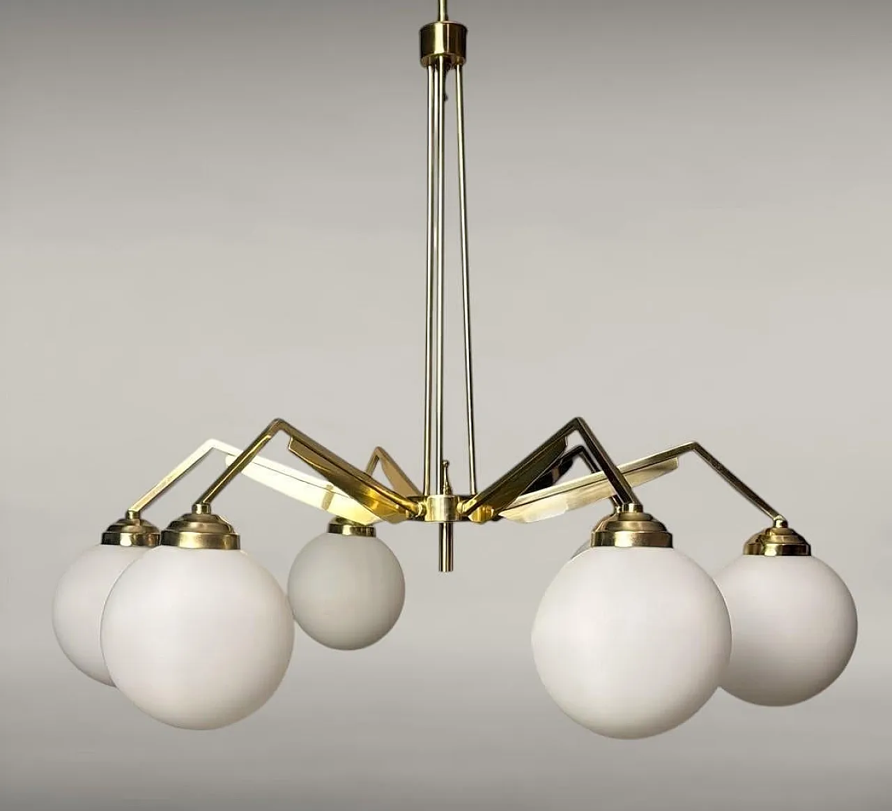 Lampadario in ottone in stile Stilnovo con globi in vetro opalino, 900 5