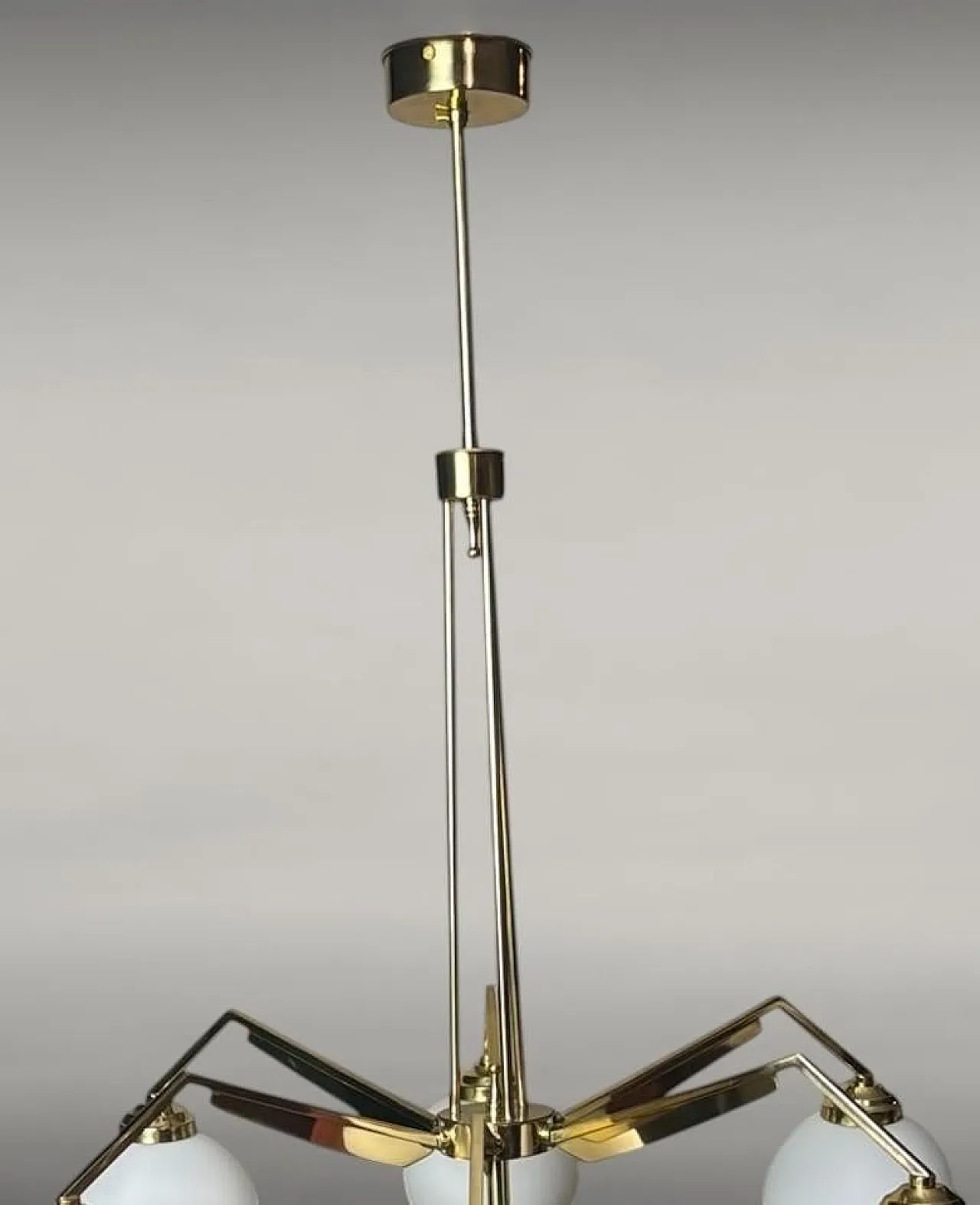 Lampadario in ottone in stile Stilnovo con globi in vetro opalino, 900 8