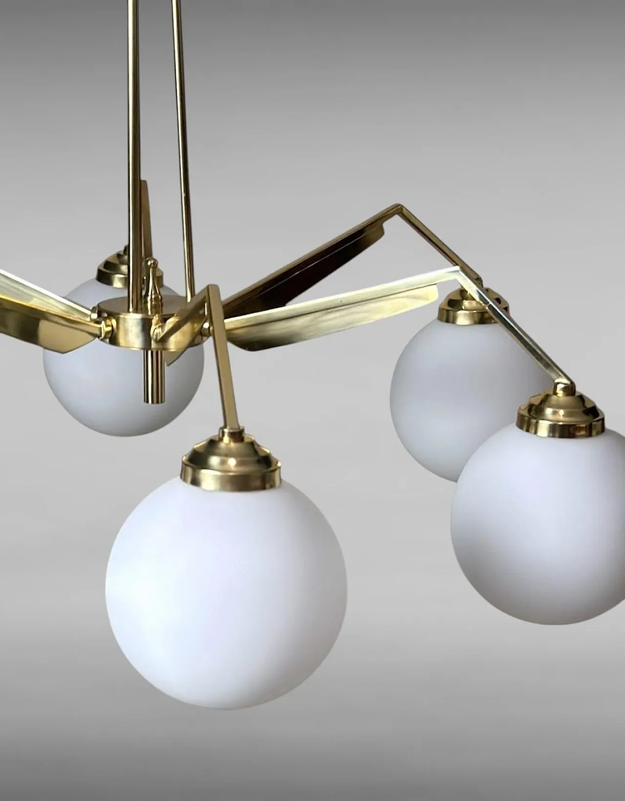 Lampadario in ottone in stile Stilnovo con globi in vetro opalino, 900 9