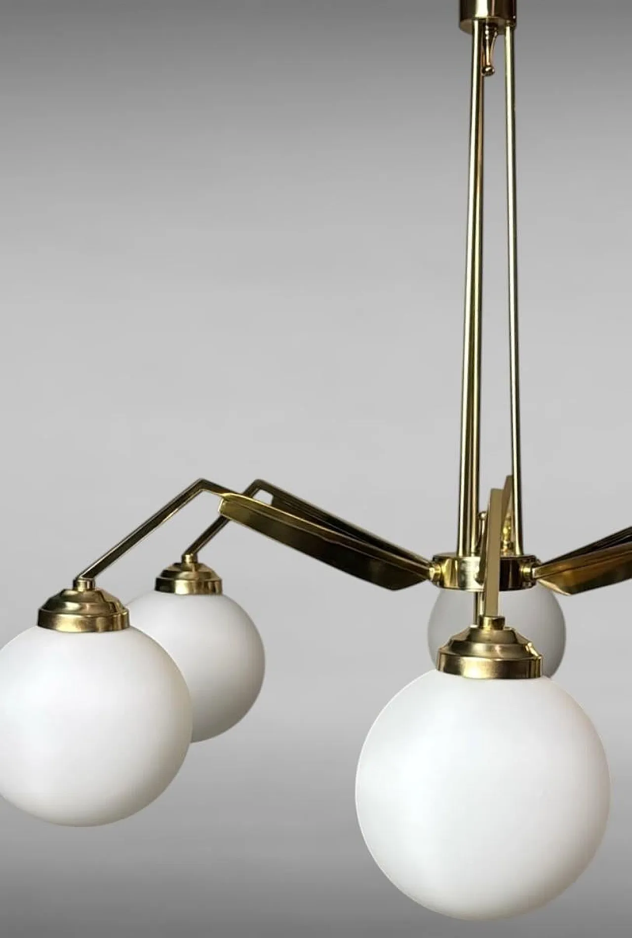 Lampadario in ottone in stile Stilnovo con globi in vetro opalino, 900 10