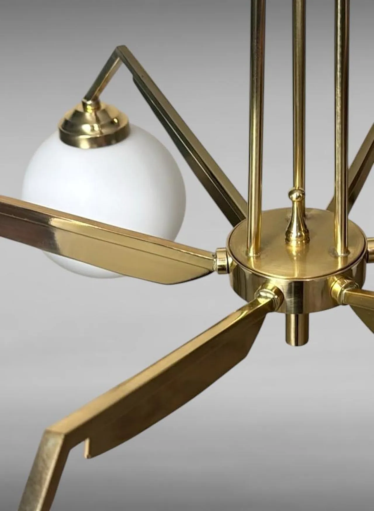 Lampadario in ottone in stile Stilnovo con globi in vetro opalino, 900 11