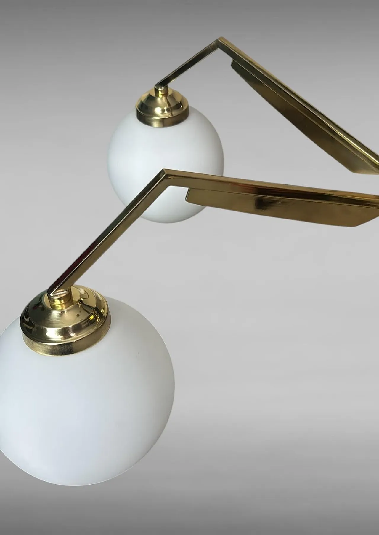 Lampadario in ottone in stile Stilnovo con globi in vetro opalino, 900 15