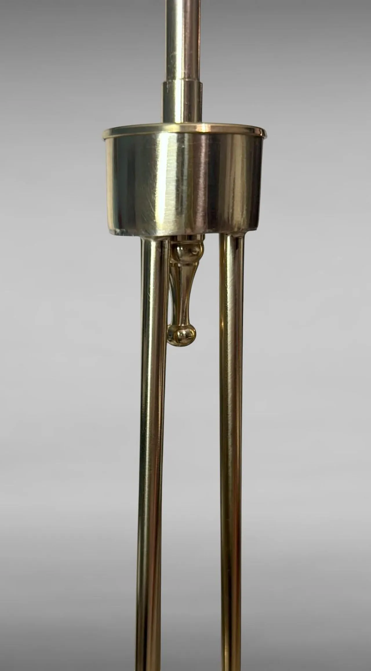 Lampadario in ottone in stile Stilnovo con globi in vetro opalino, 900 16