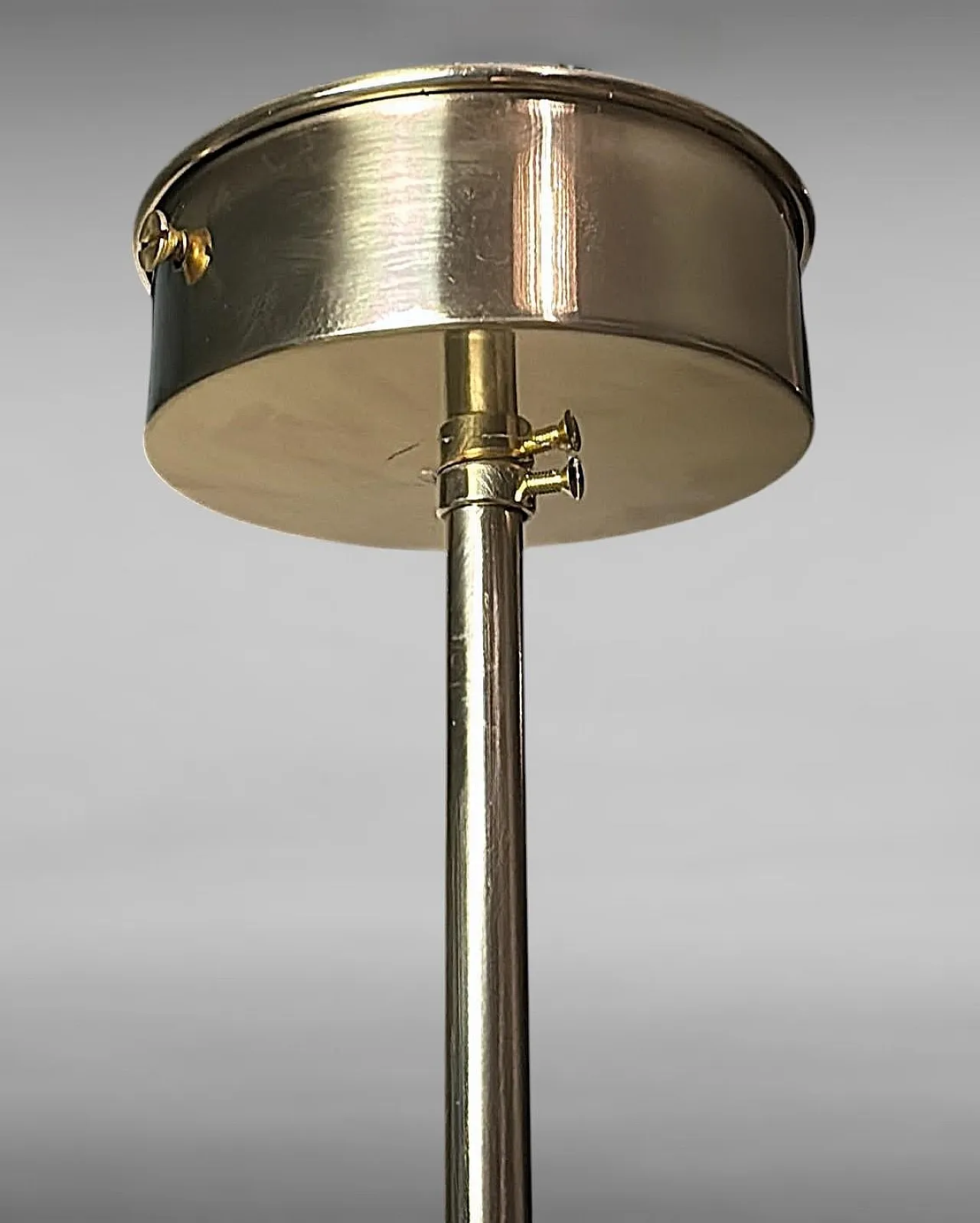 Lampadario in ottone in stile Stilnovo con globi in vetro opalino, 900 17