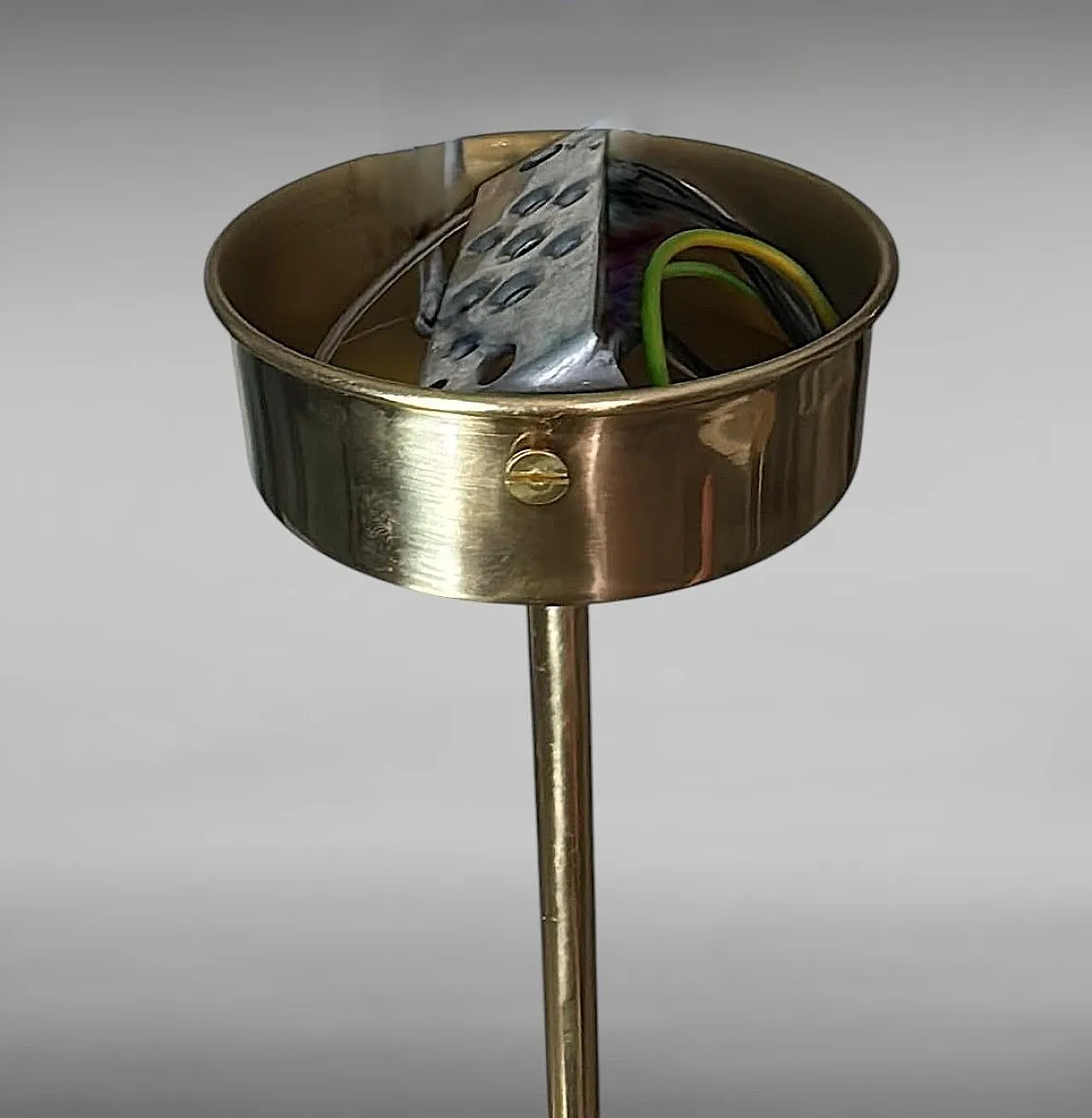 Lampadario in ottone in stile Stilnovo con globi in vetro opalino, 900 18