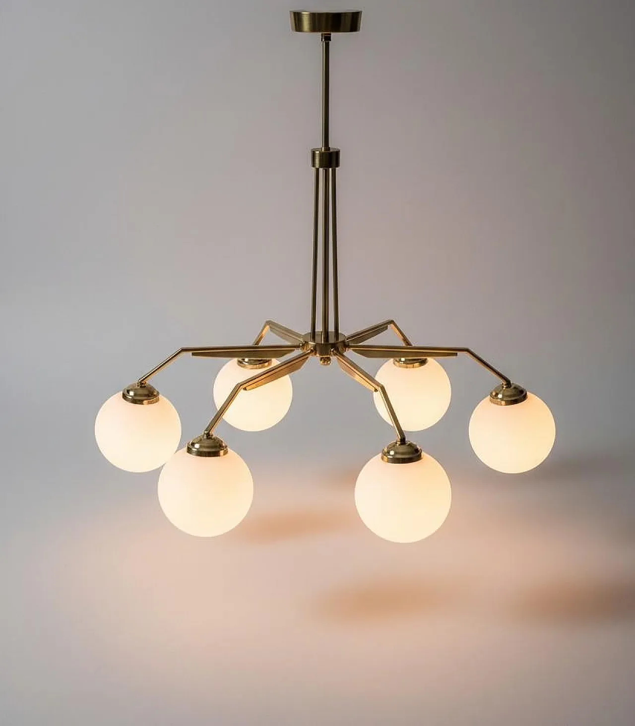 Lampadario in ottone in stile Stilnovo con globi in vetro opalino, 900 19