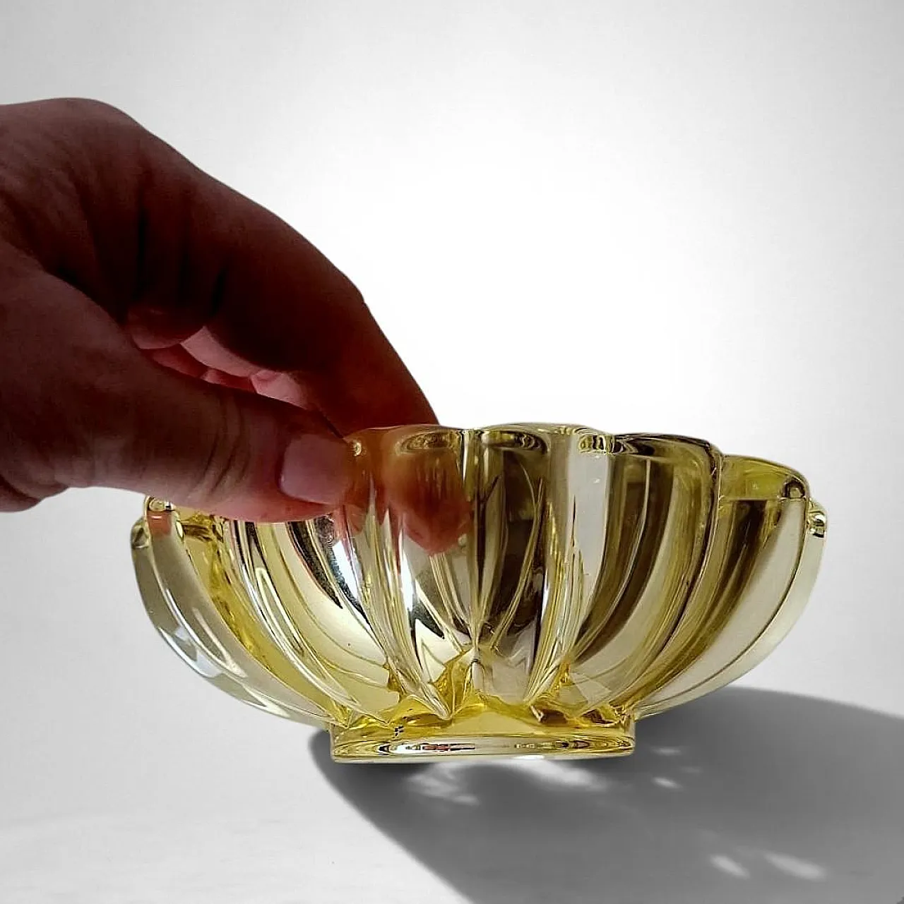 Art Deco molded glass bowl attributed to Pierre D'Avesn, 1930s 18