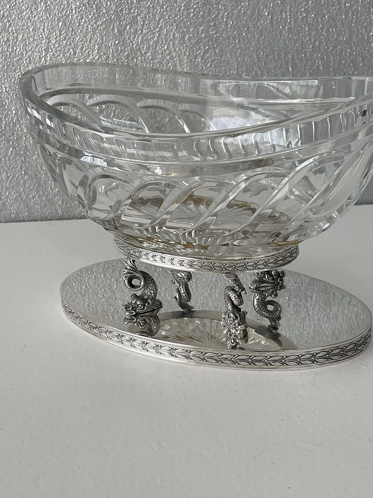 Centrotavola con delfini in argento 800 e cristallo, anni '70 1