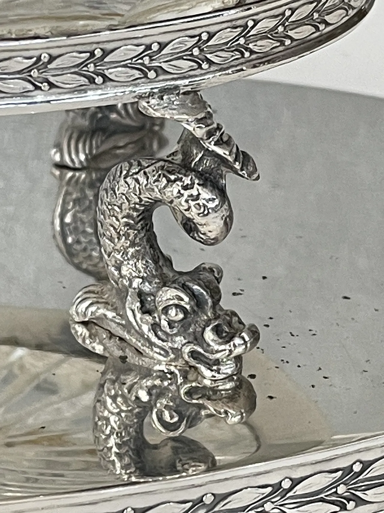Centrotavola con delfini in argento 800 e cristallo, anni '70 6