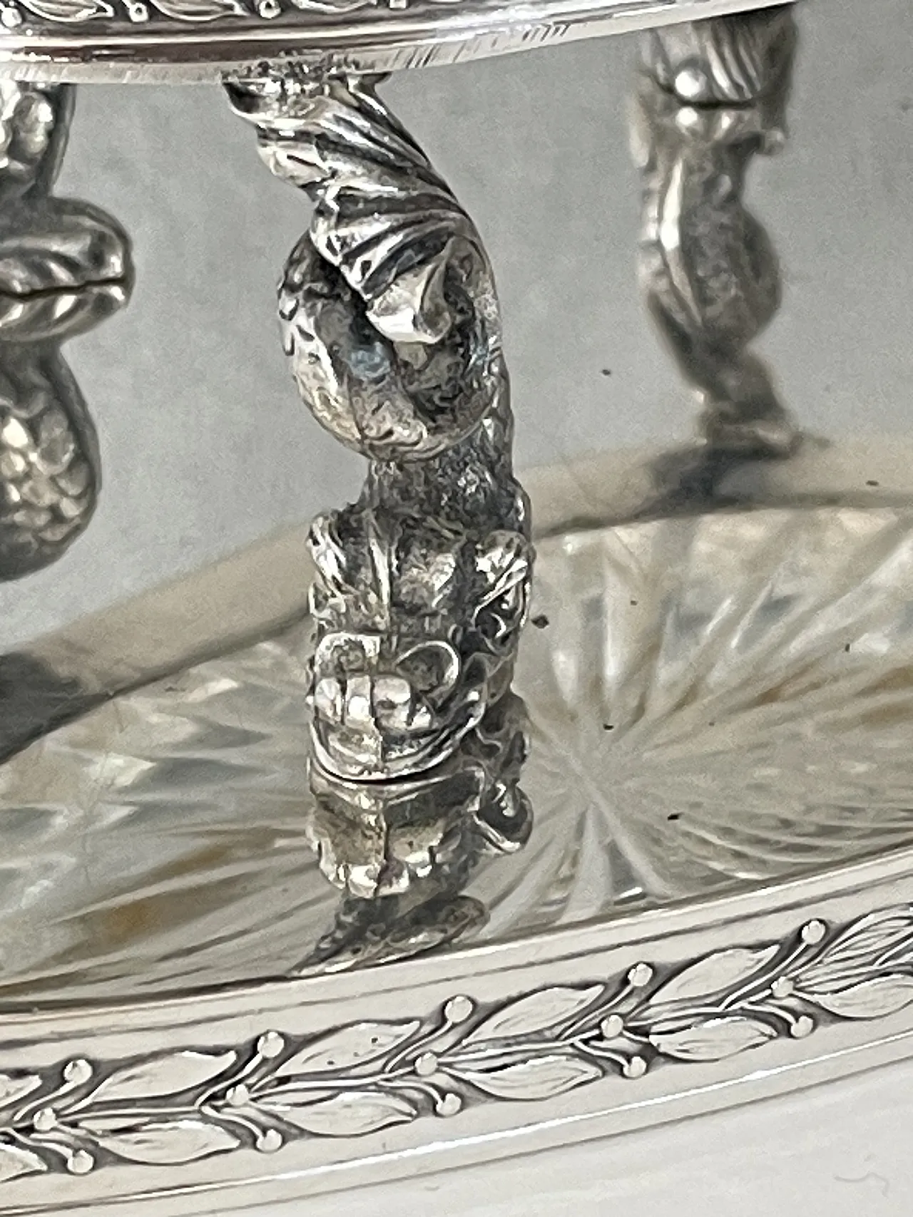 Centrotavola con delfini in argento 800 e cristallo, anni '70 7