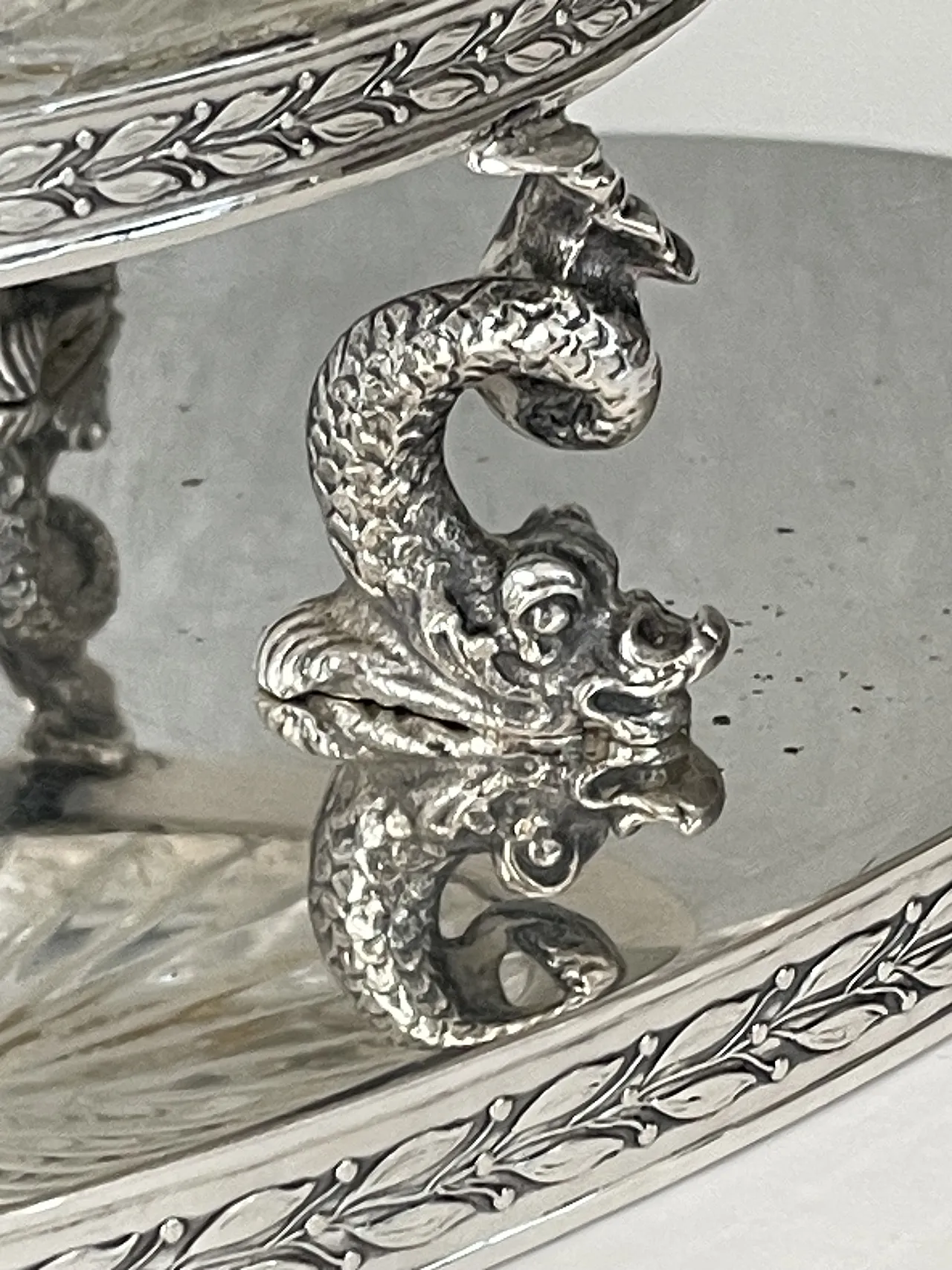 Centrotavola con delfini in argento 800 e cristallo, anni '70 8