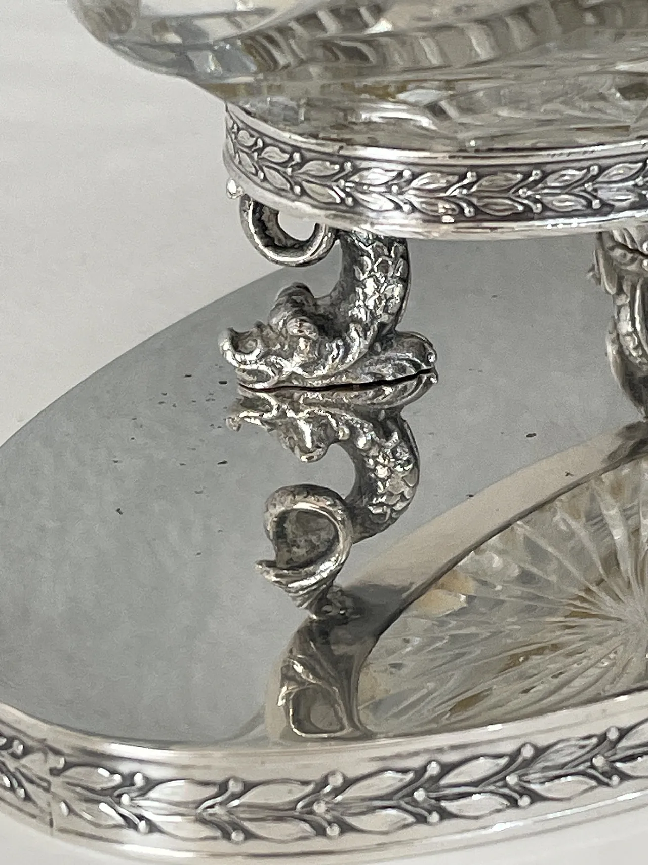 Centrotavola con delfini in argento 800 e cristallo, anni '70 10