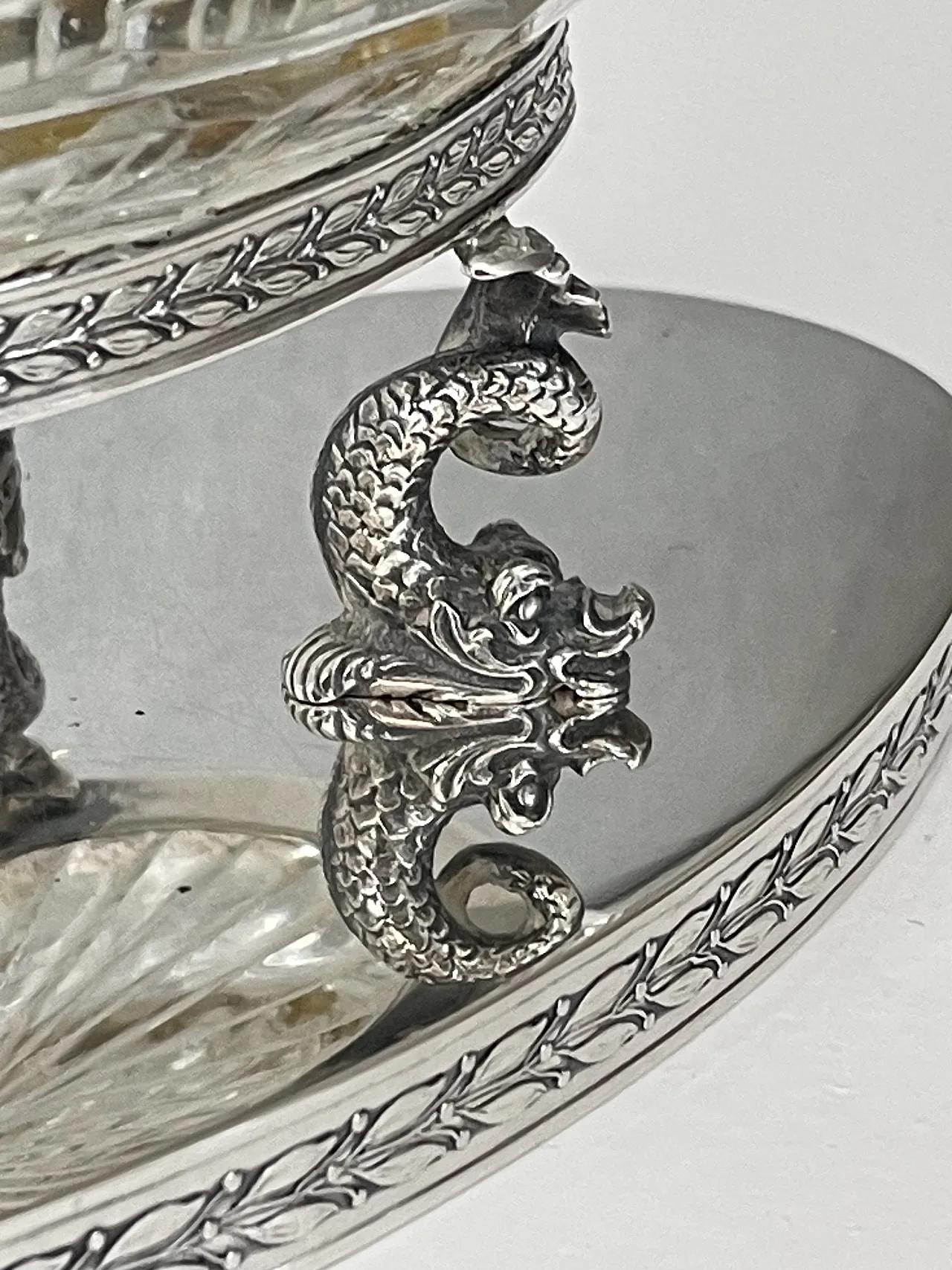 Centrotavola con delfini in argento 800 e cristallo, anni '70 13