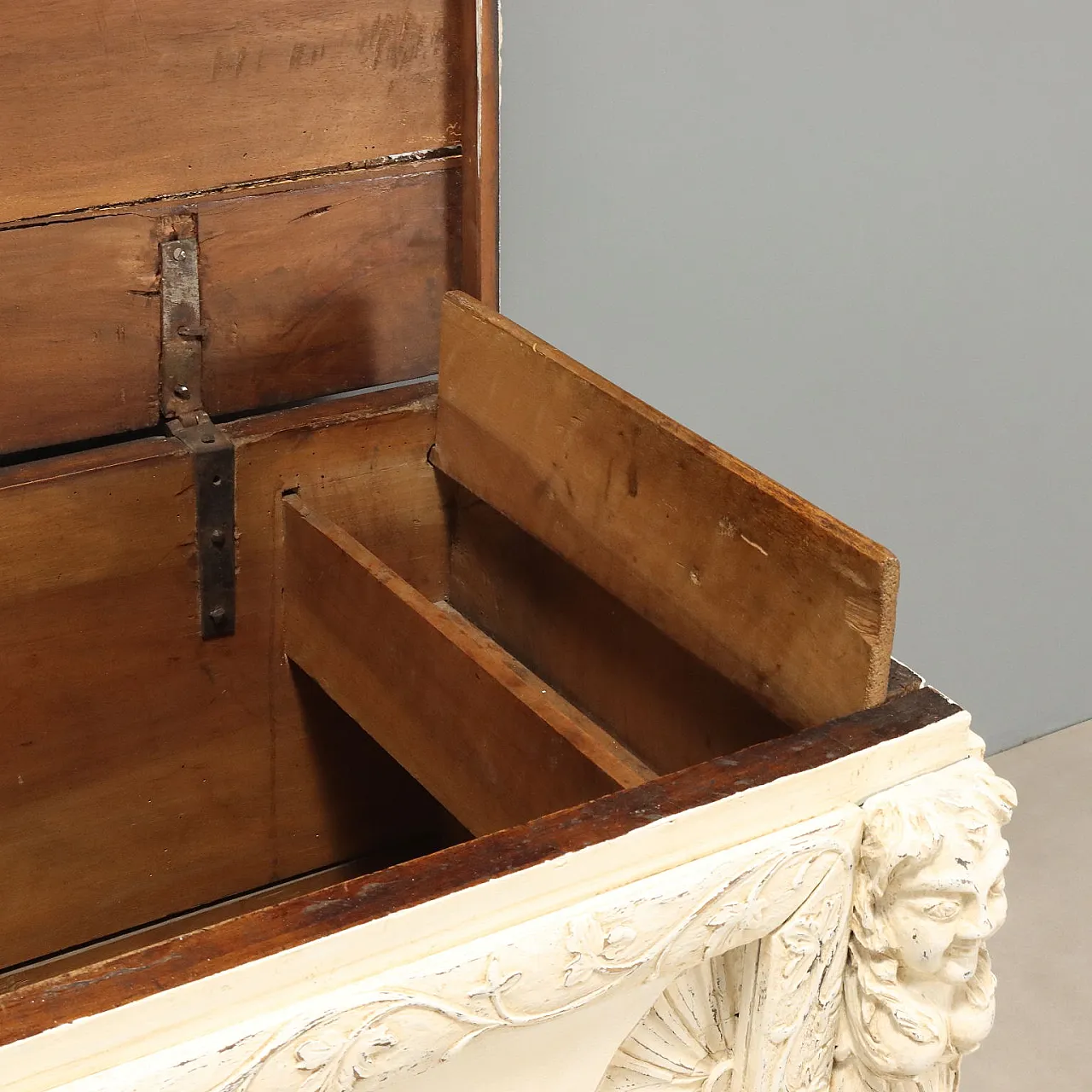 Carved and painted Neo-Renaissance style chest, 19th century 6