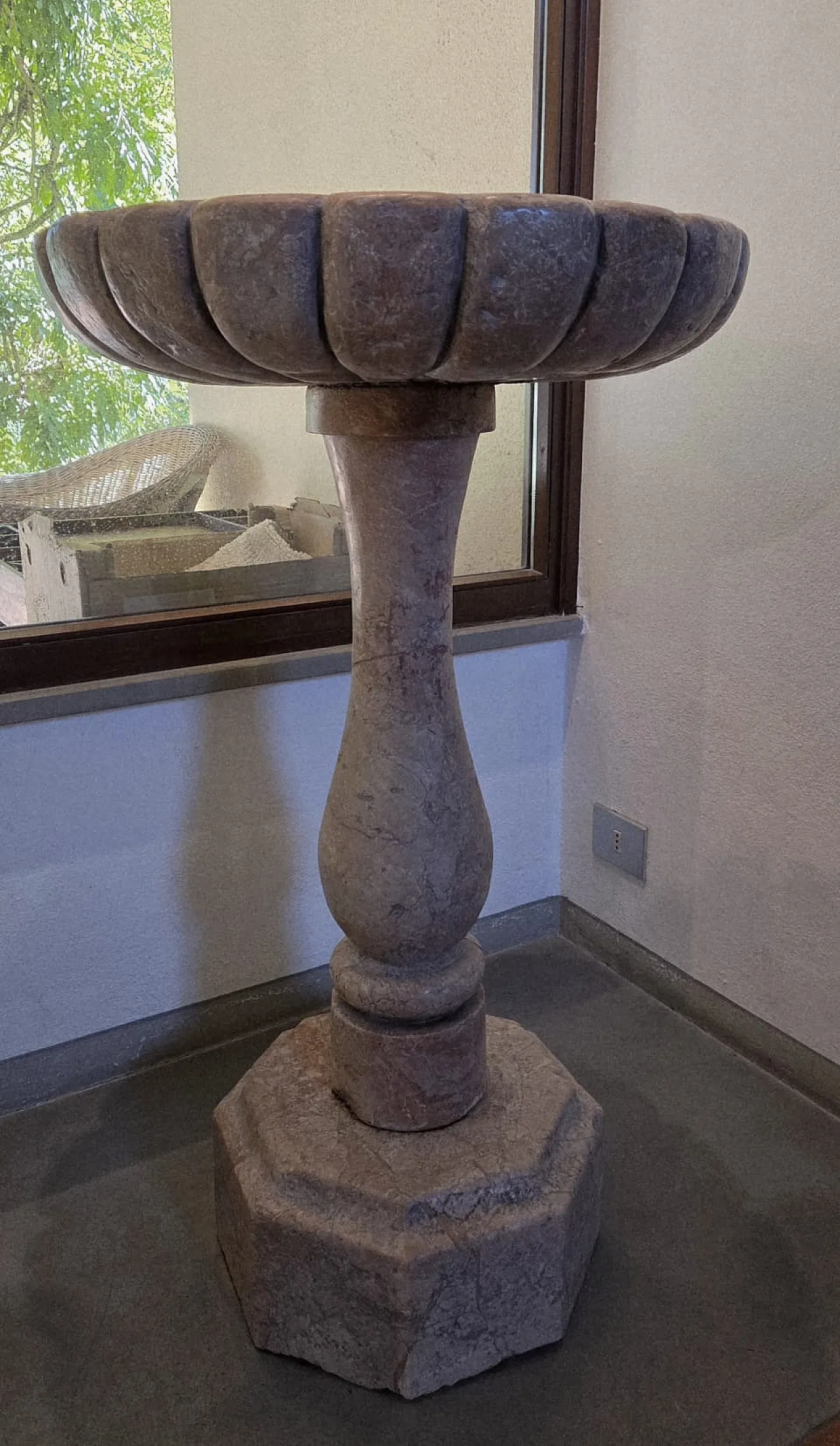 Acquasantiera a Colonna in Marmo Rosso di Verona con vasca buccellata 1
