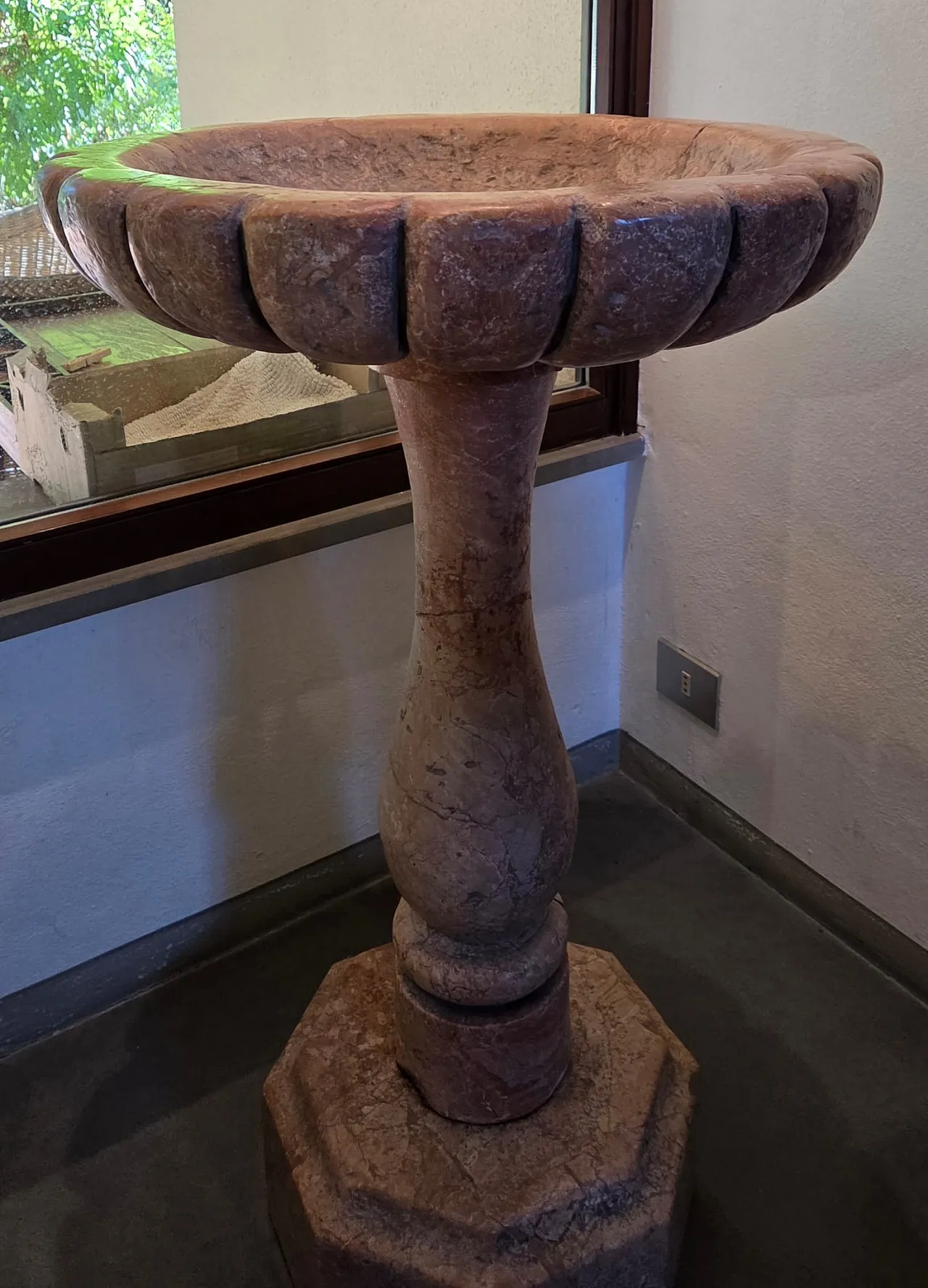 Acquasantiera a Colonna in Marmo Rosso di Verona con vasca buccellata 2