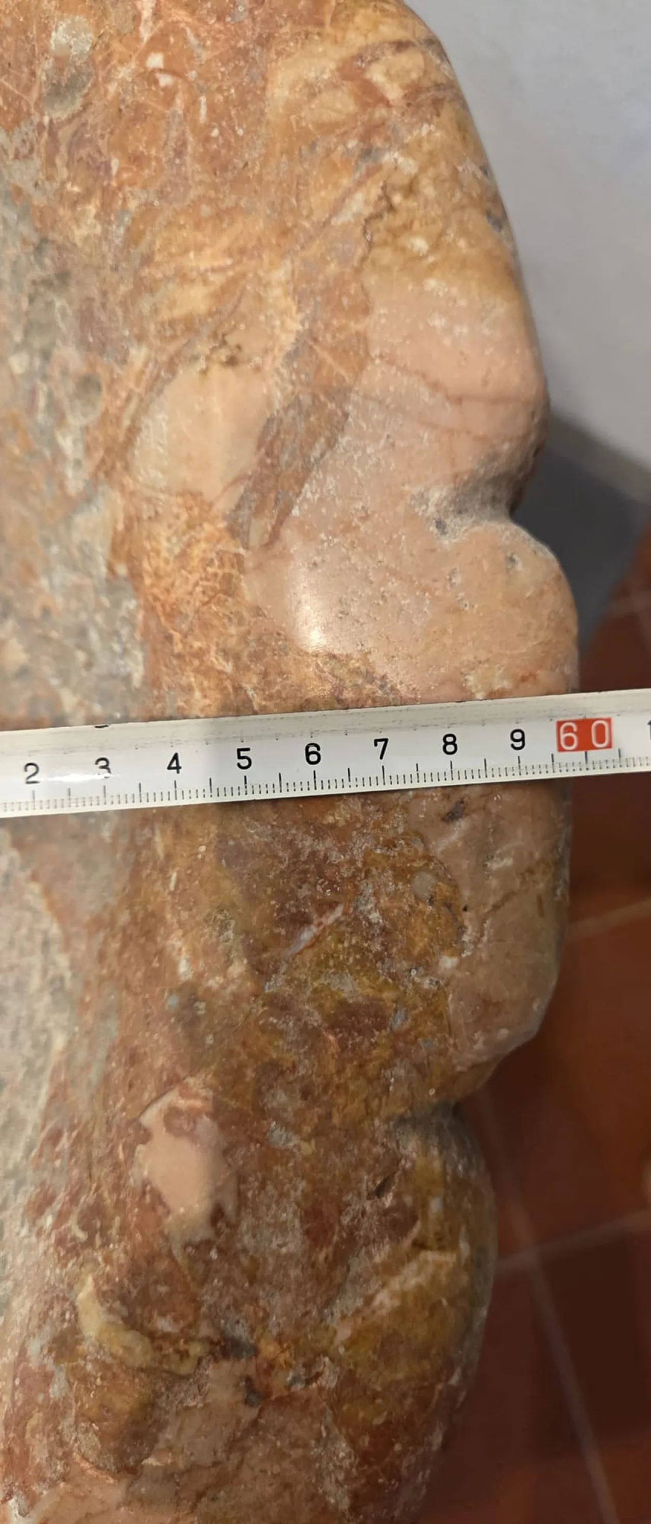 Acquasantiera a Colonna in Marmo Rosso di Verona con vasca buccellata 3