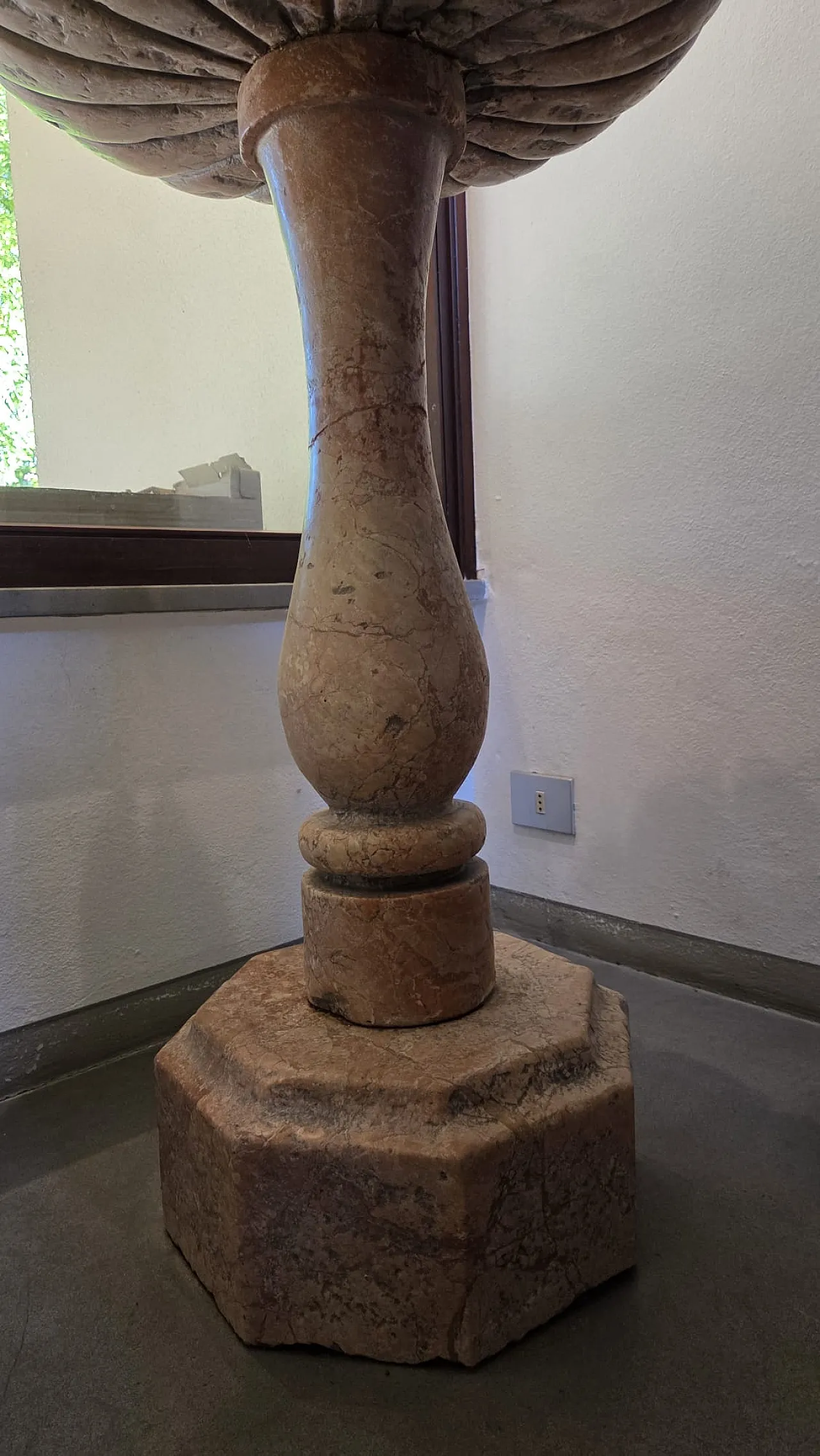 Acquasantiera a Colonna in Marmo Rosso di Verona con vasca buccellata 5