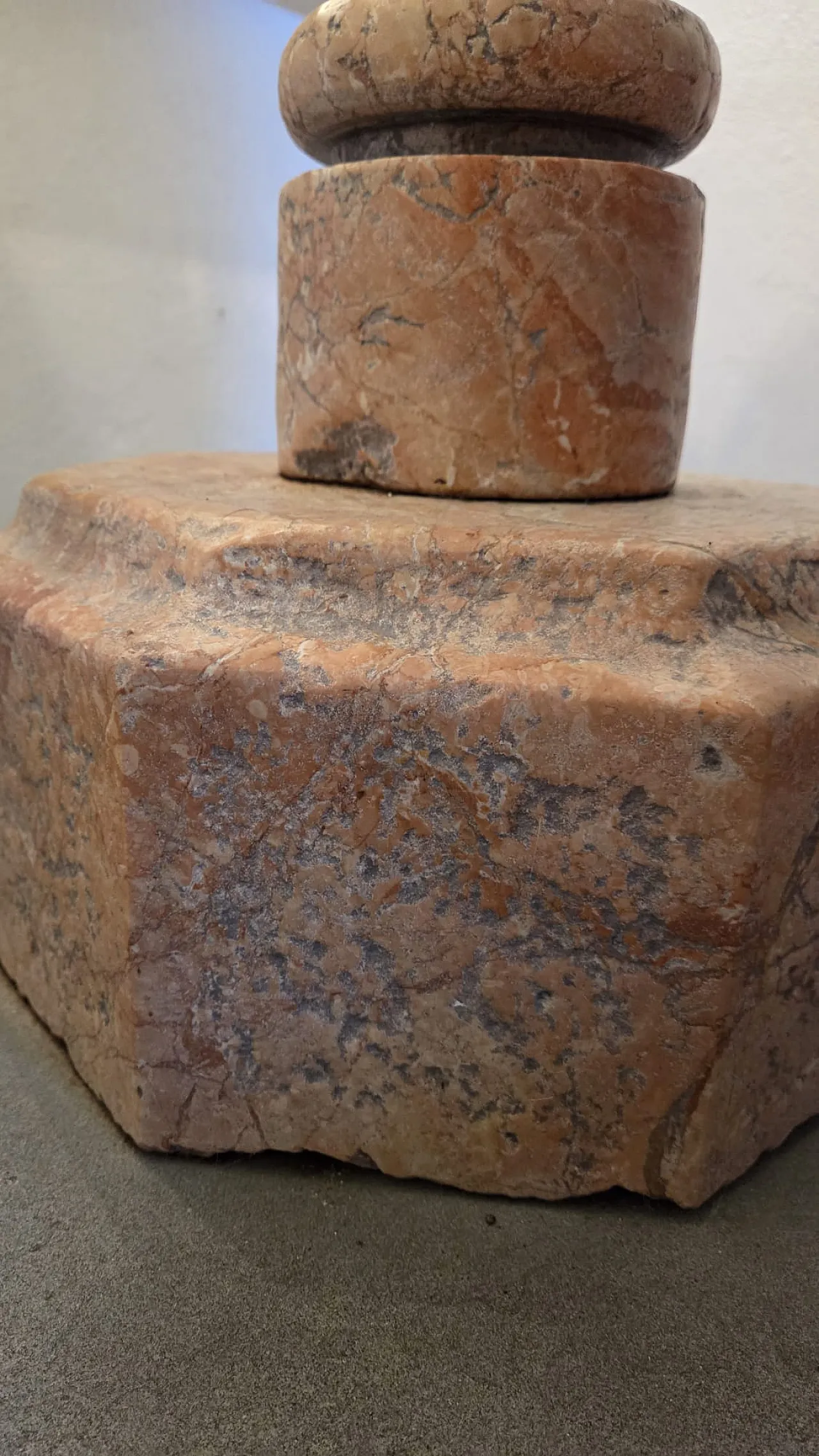 Acquasantiera a Colonna in Marmo Rosso di Verona con vasca buccellata 6