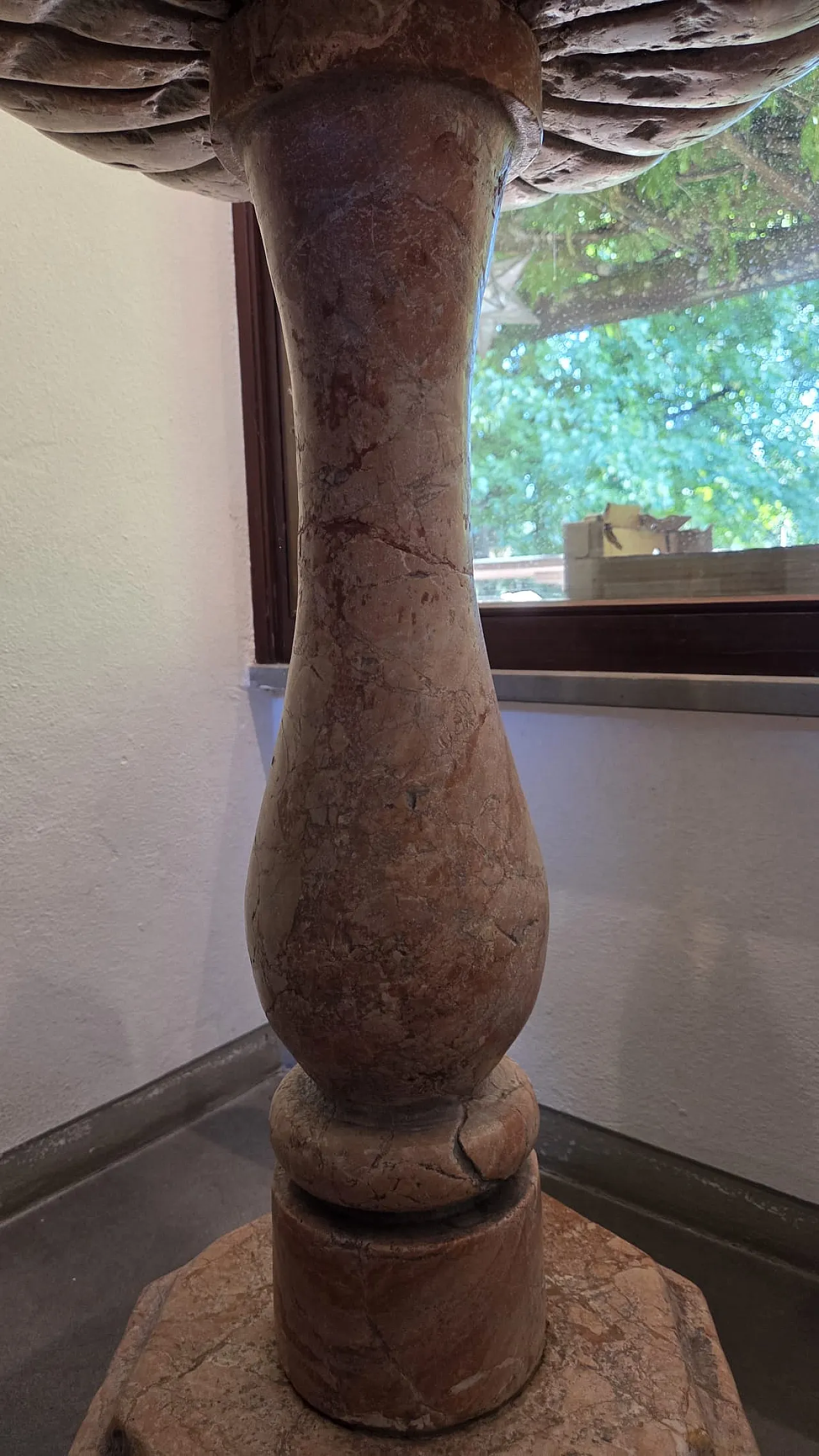 Acquasantiera a Colonna in Marmo Rosso di Verona con vasca buccellata 8