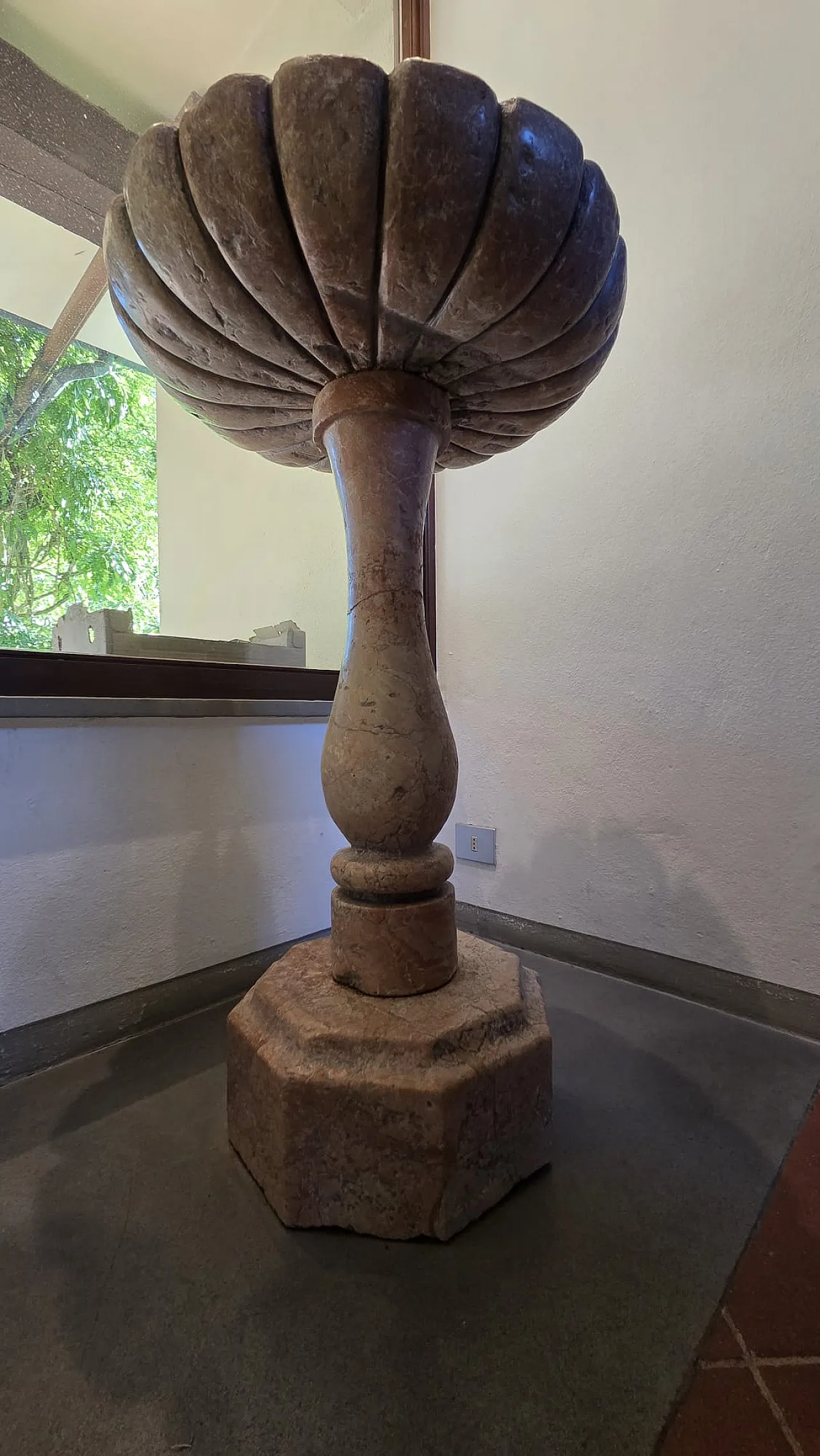 Acquasantiera a Colonna in Marmo Rosso di Verona con vasca buccellata 11