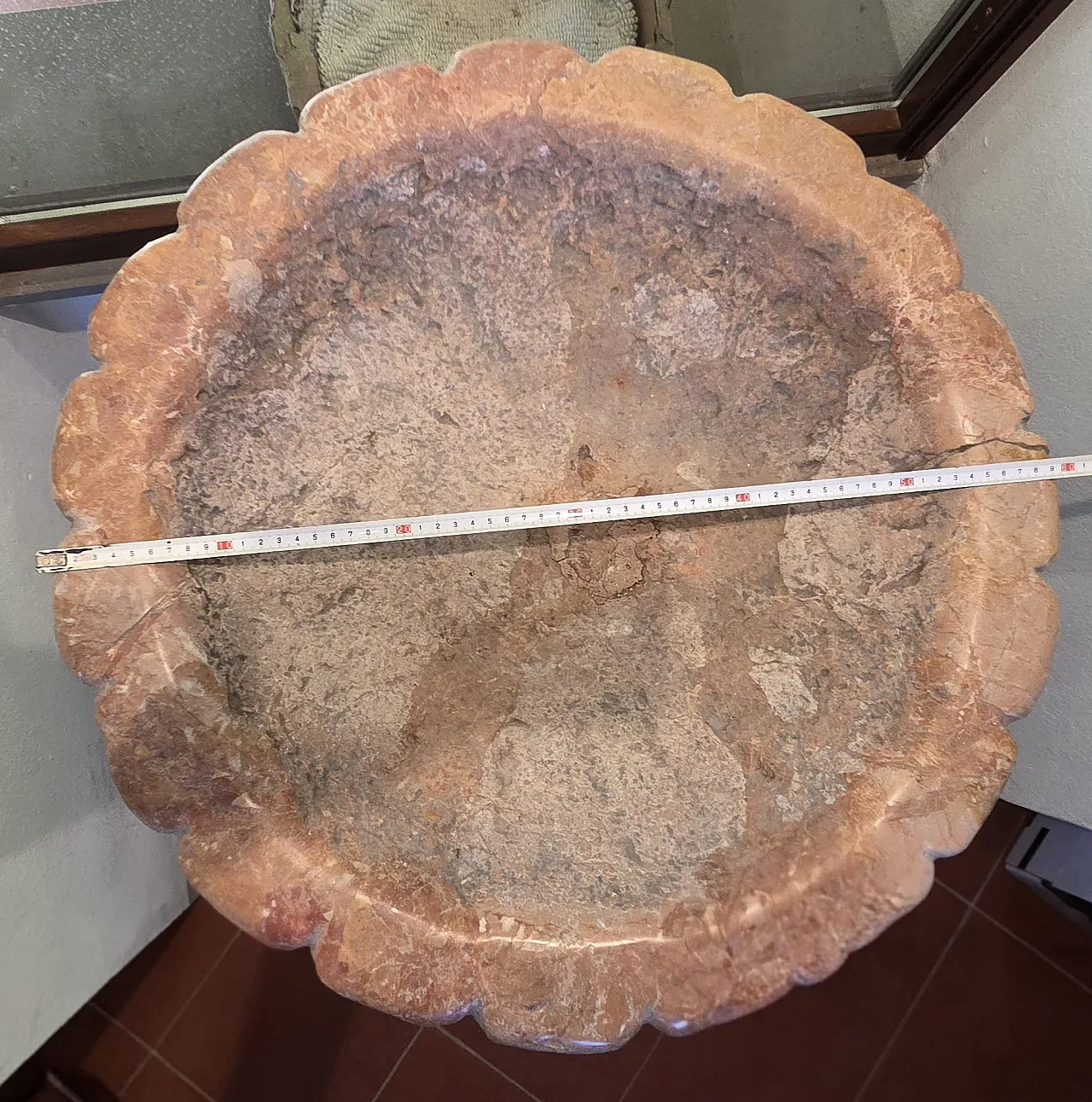 Acquasantiera a Colonna in Marmo Rosso di Verona con vasca buccellata 13