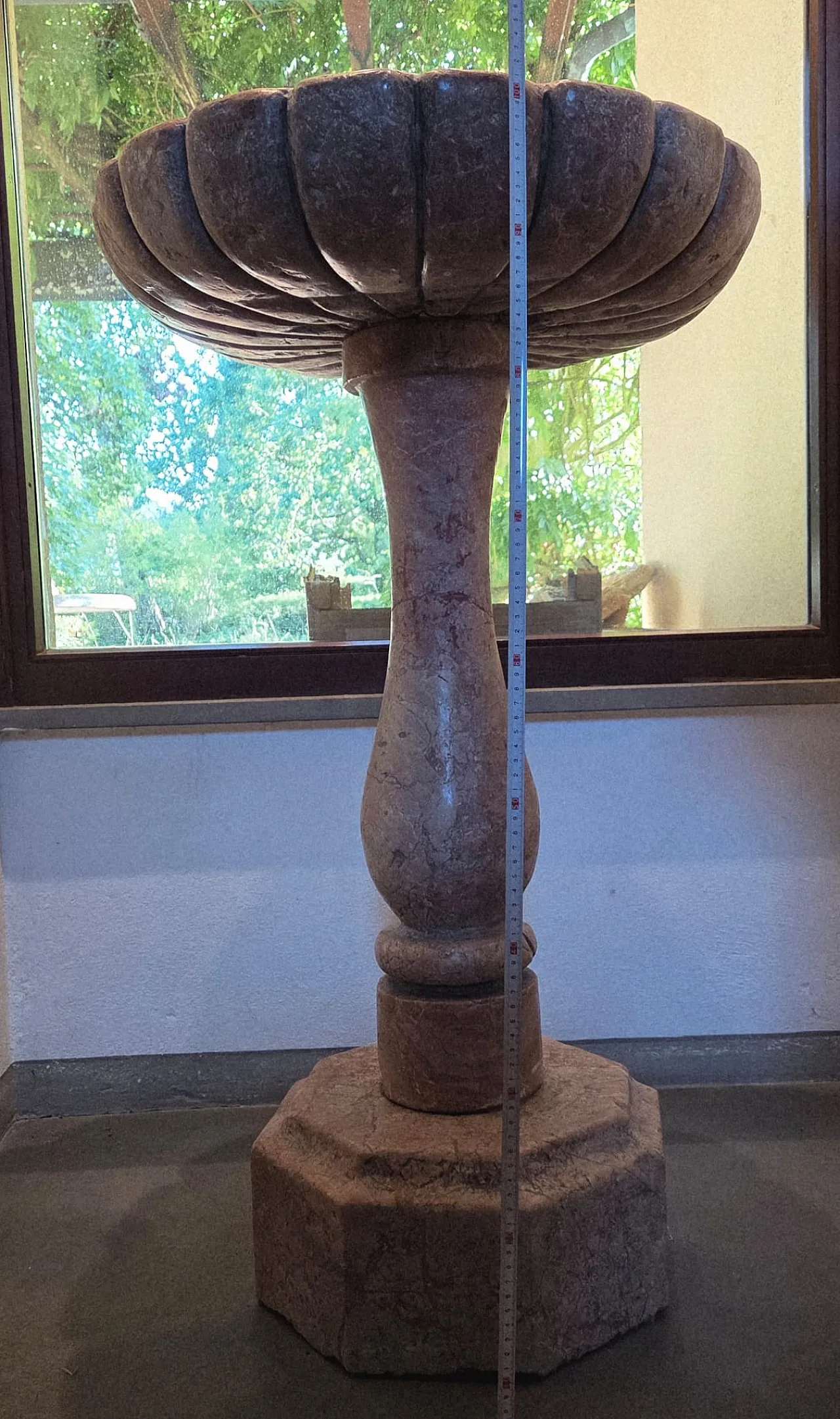 Acquasantiera a Colonna in Marmo Rosso di Verona con vasca buccellata 14