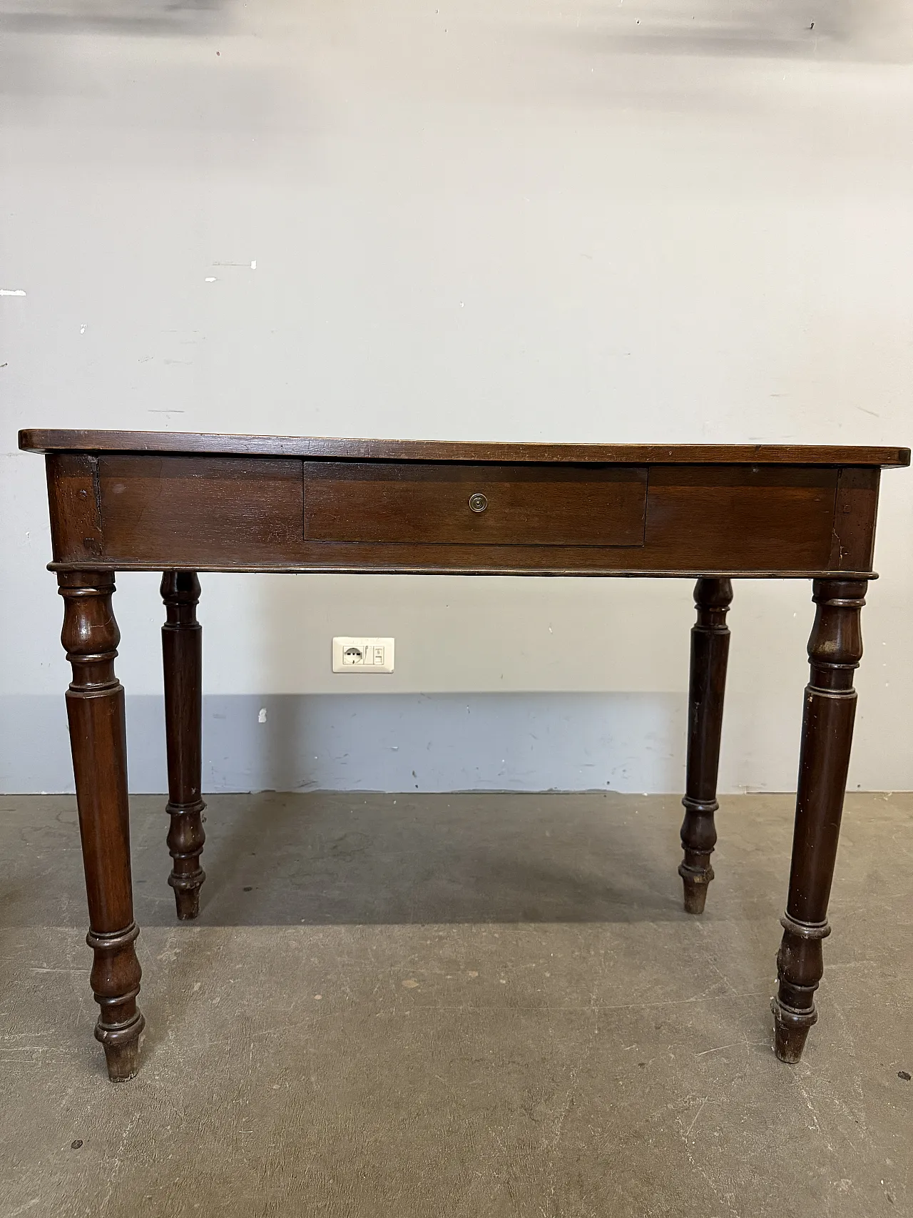 Writing table in Umbrian or solid walnut, 19th century 1