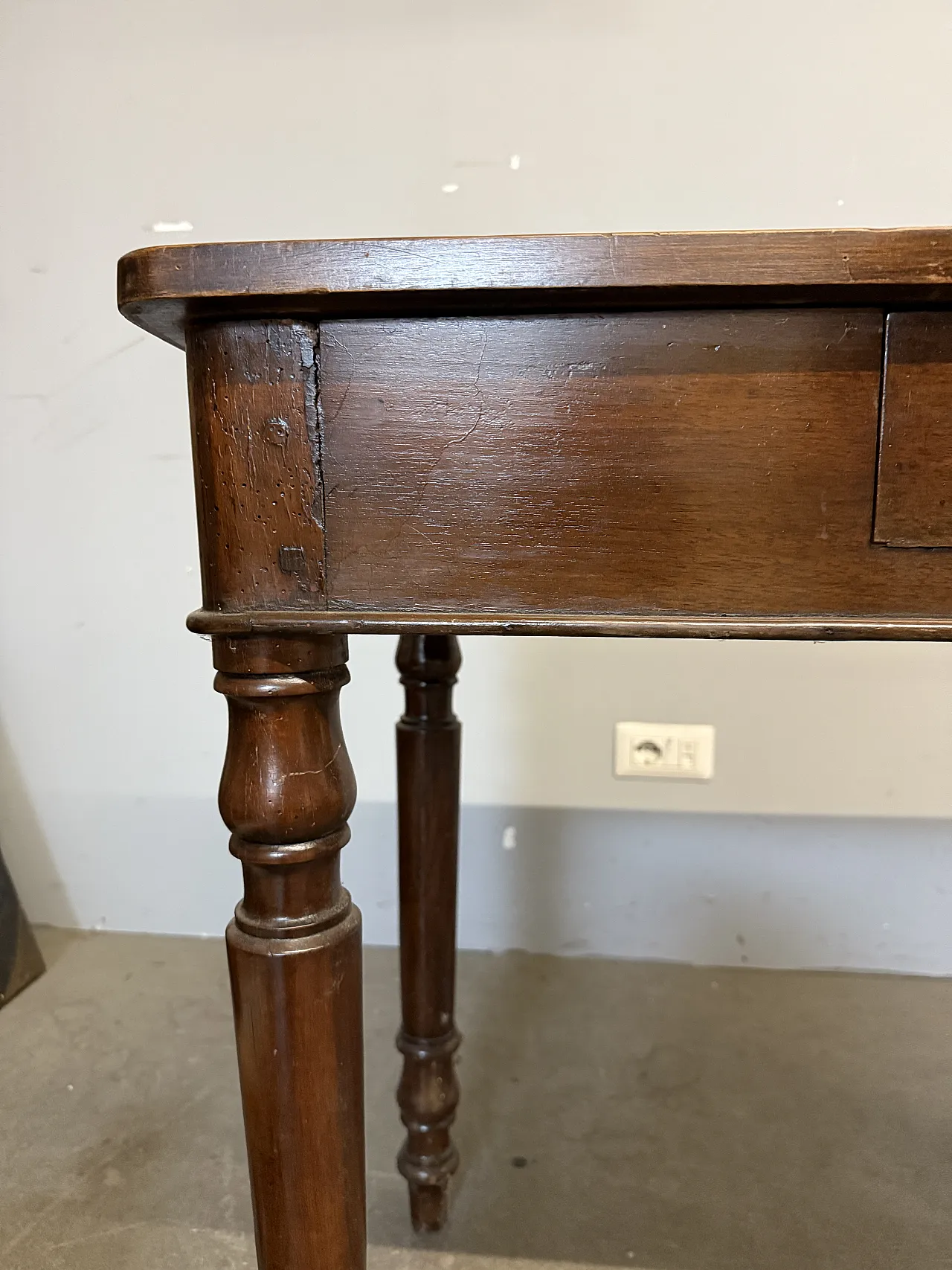 Writing table in Umbrian or solid walnut, 19th century 2