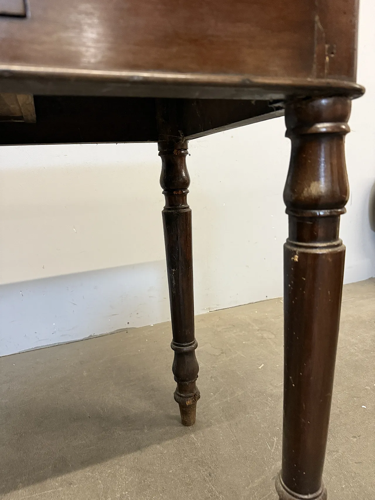 Writing table in Umbrian or solid walnut, 19th century 4