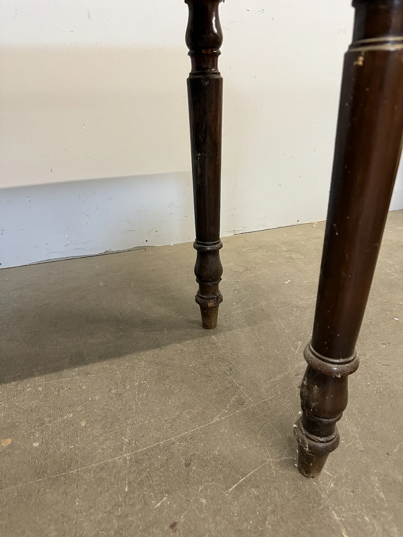 Writing table in Umbrian or solid walnut, 19th century 5