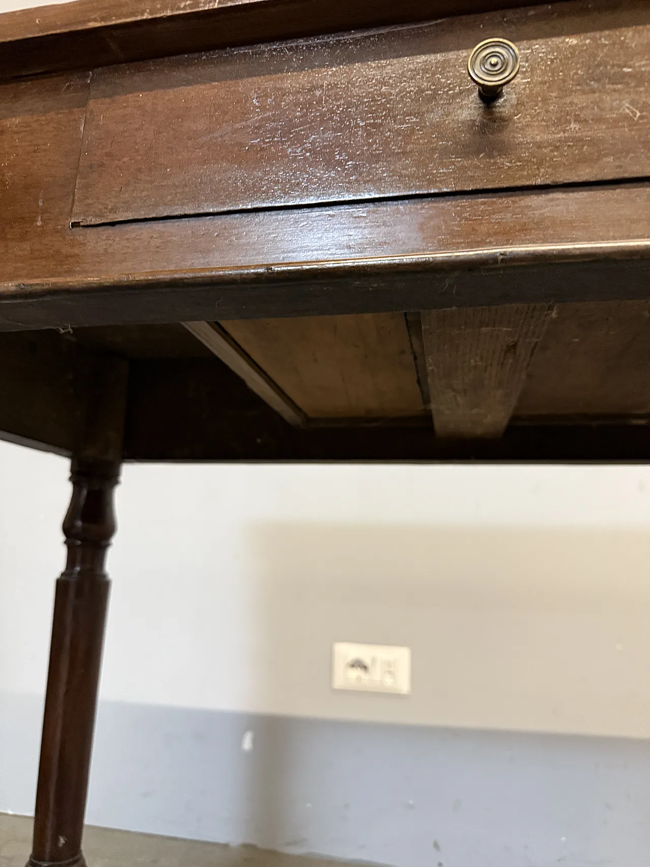 Writing table in Umbrian or solid walnut, 19th century 6