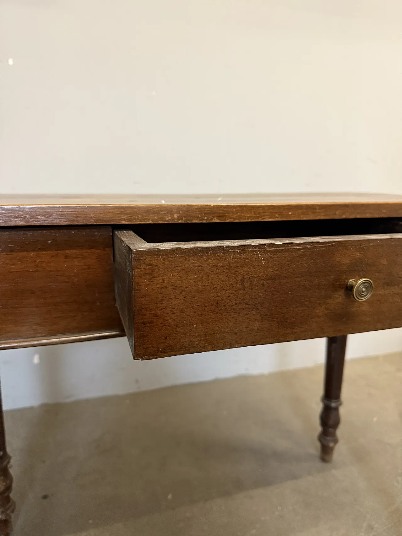 Writing table in Umbrian or solid walnut, 19th century 8