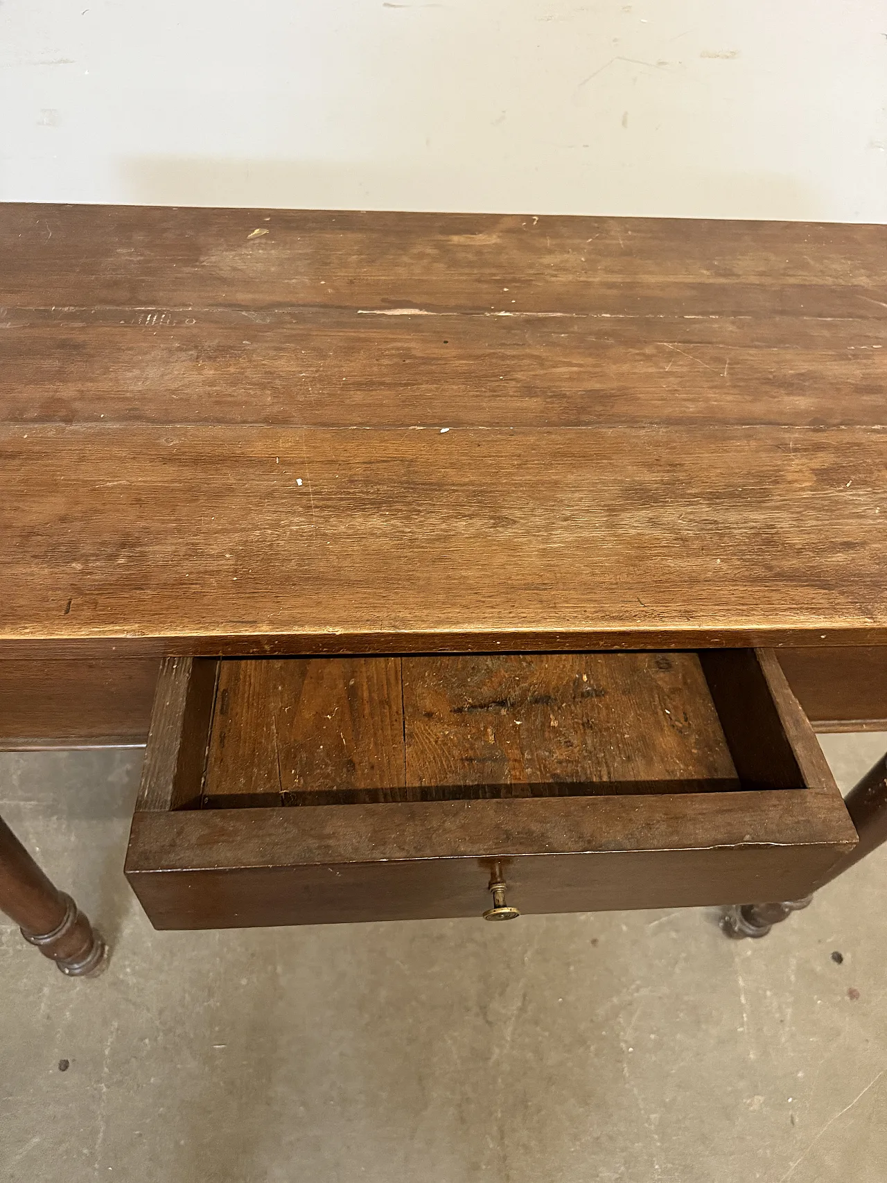 Writing table in Umbrian or solid walnut, 19th century 9