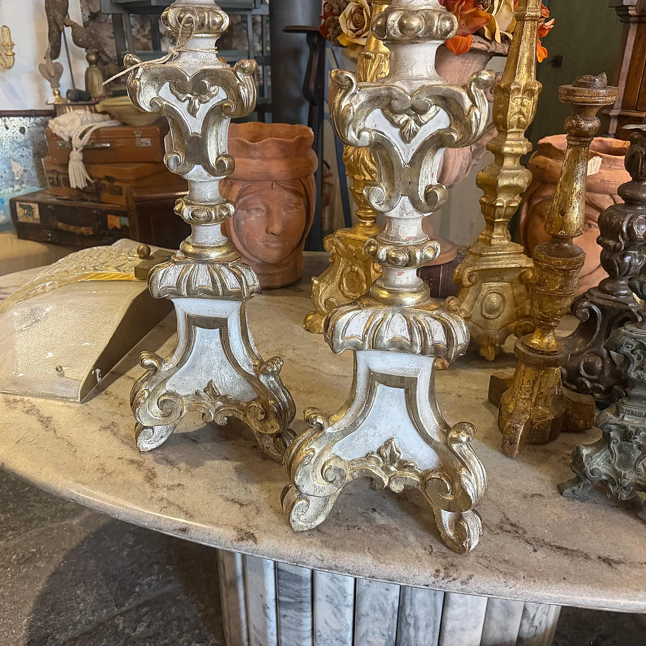 Coppia di torcieri in legno laccato e argentato, stile Luigi XV, '700 5