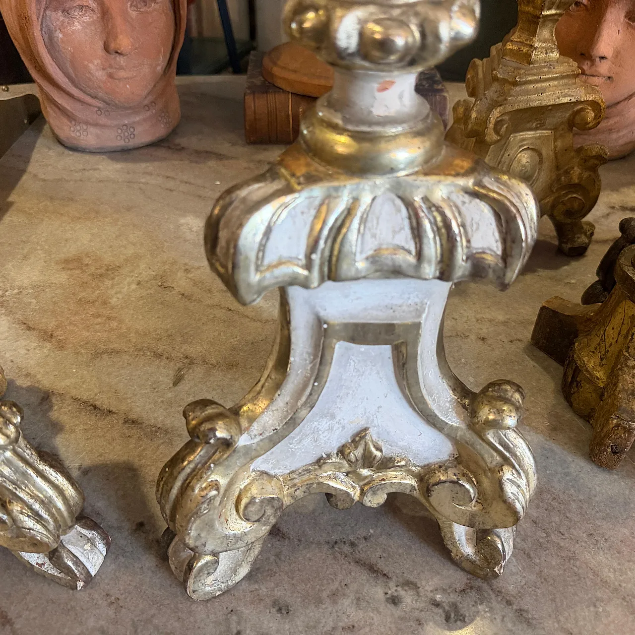 Coppia di torcieri in legno laccato e argentato, stile Luigi XV, '700 6