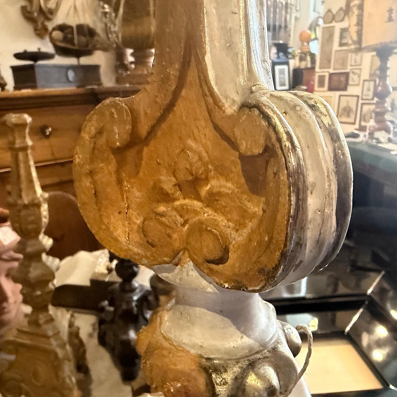 Coppia di torcieri in legno laccato e argentato, stile Luigi XV, '700 9