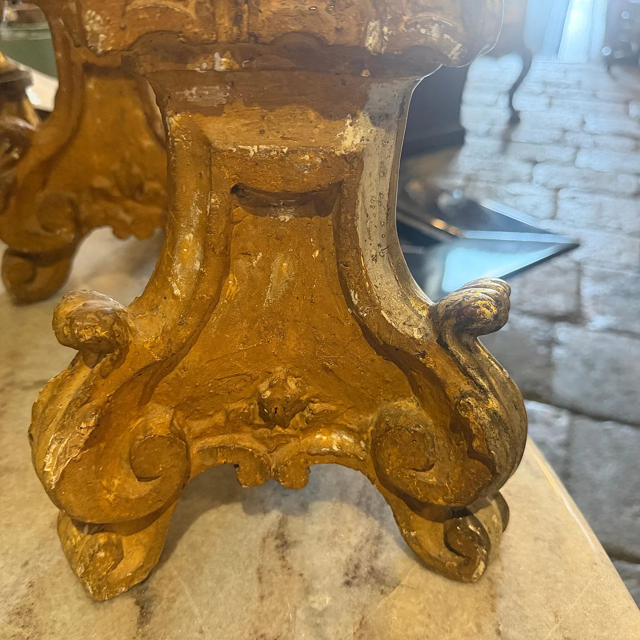 Coppia di torcieri in legno laccato e argentato, stile Luigi XV, '700 11