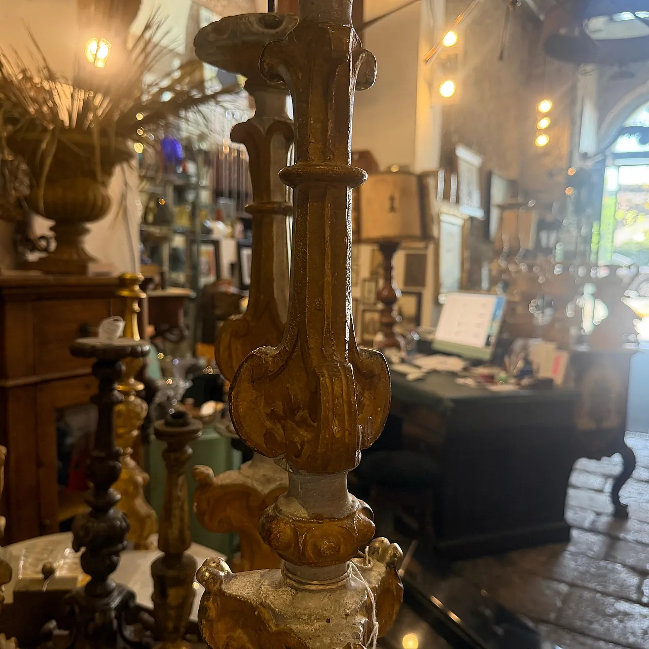 Coppia di torcieri in legno laccato e argentato, stile Luigi XV, '700 12