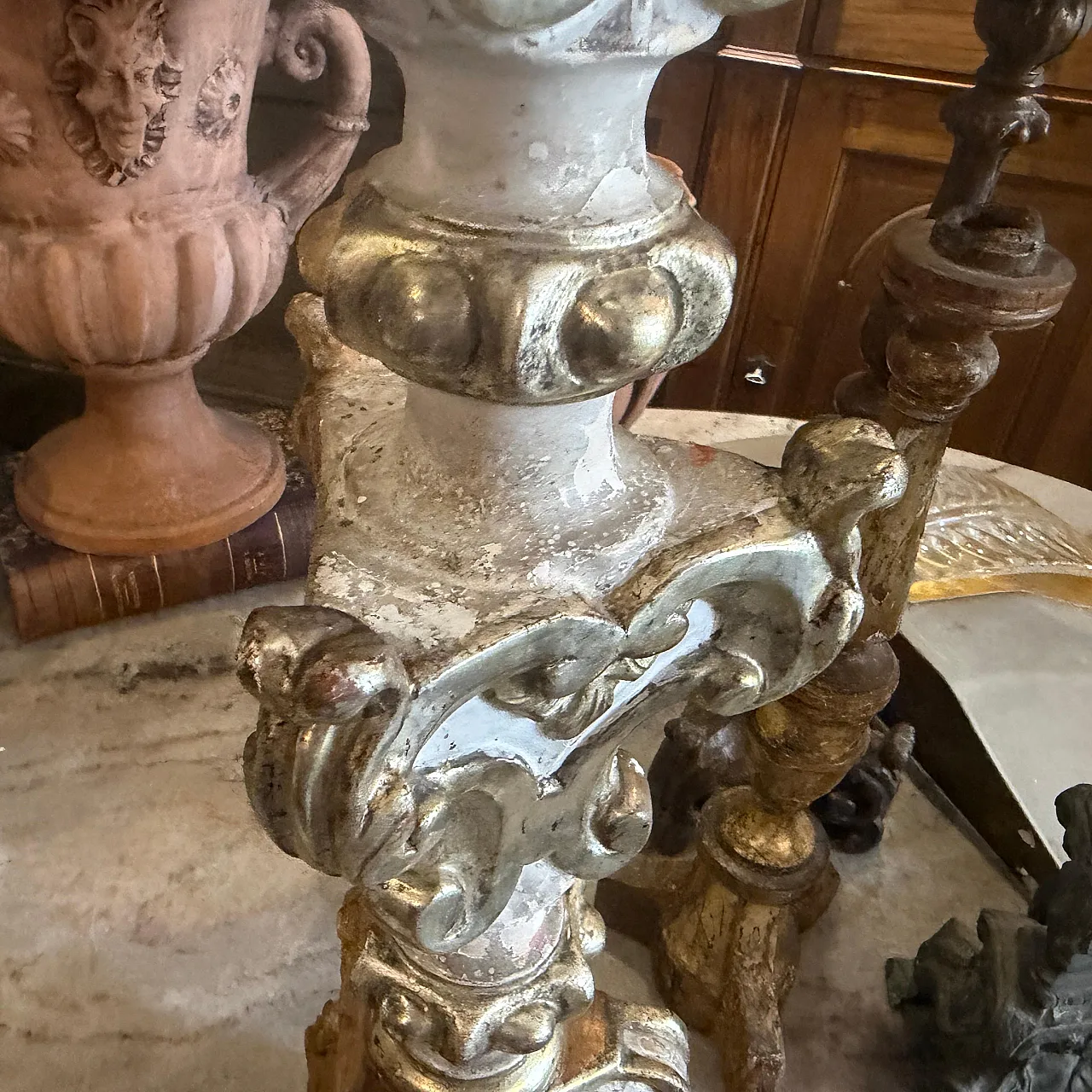 Coppia di torcieri in legno laccato e argentato, stile Luigi XV, '700 15