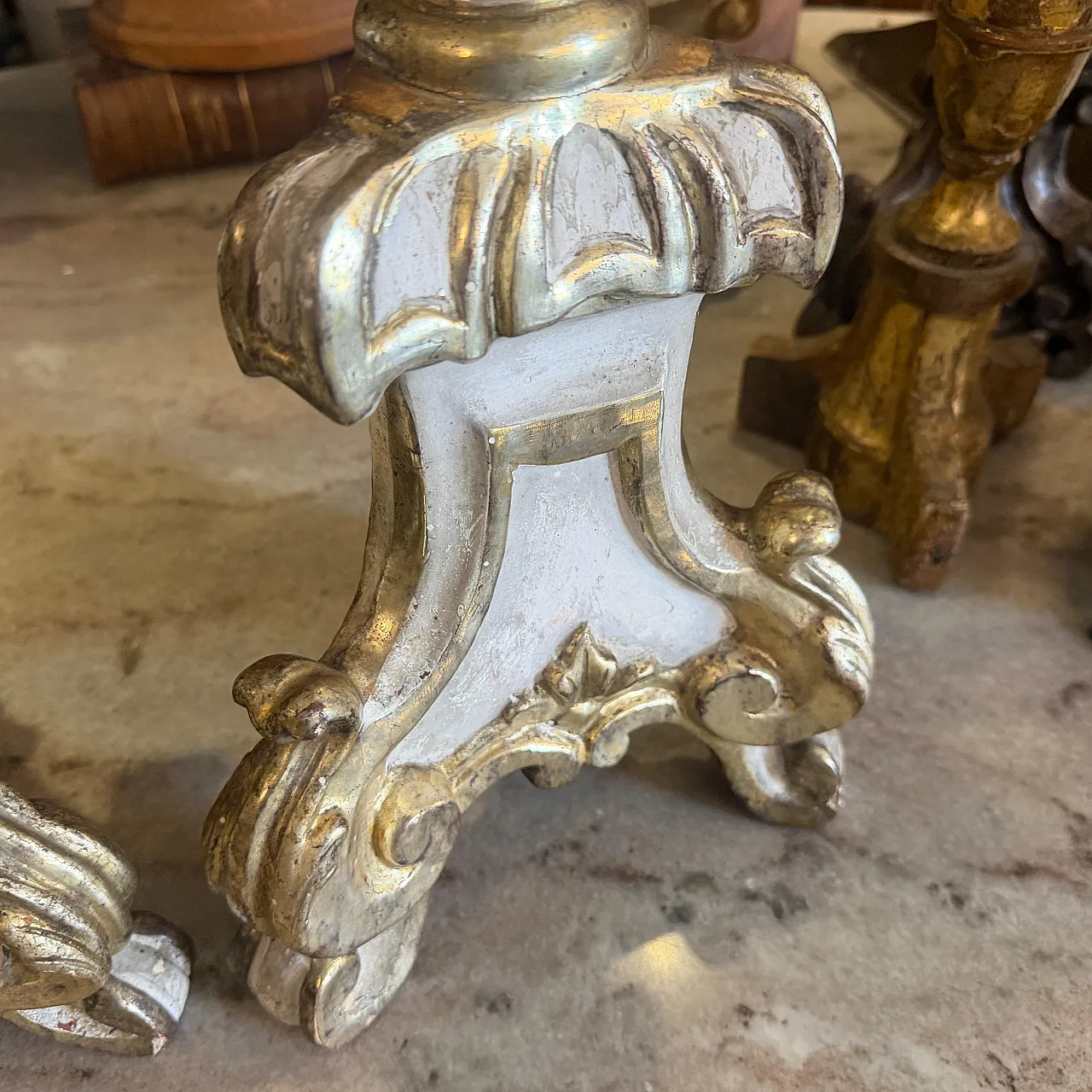 Coppia di torcieri in legno laccato e argentato, stile Luigi XV, '700 16