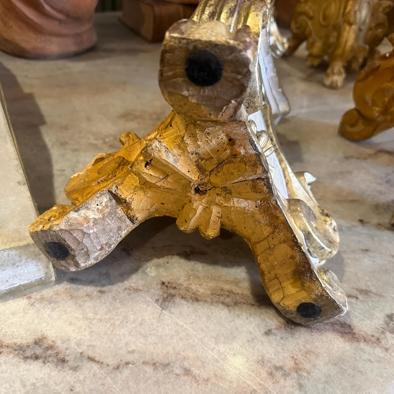 Coppia di torcieri in legno laccato e argentato, stile Luigi XV, '700 17