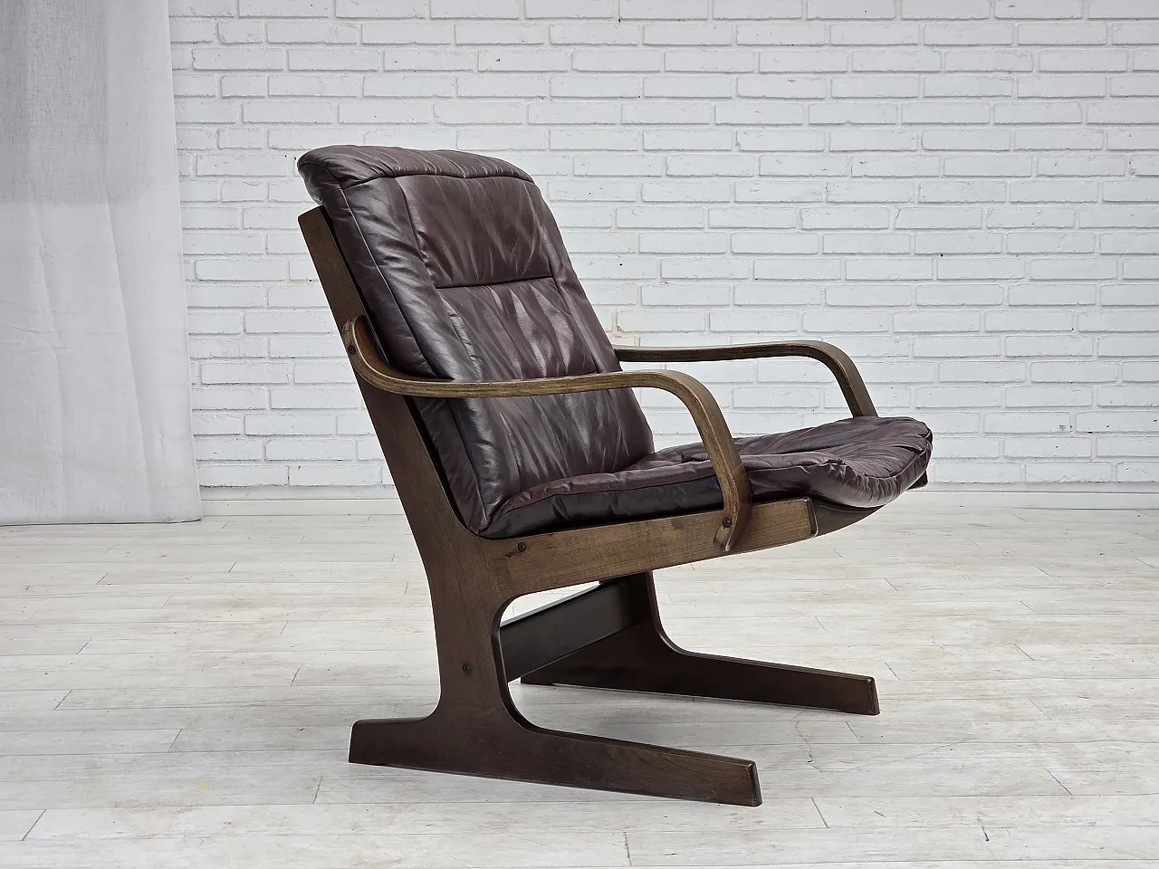 Poltrona scandinava, rivestimento in pelle marrone, anni '70 1