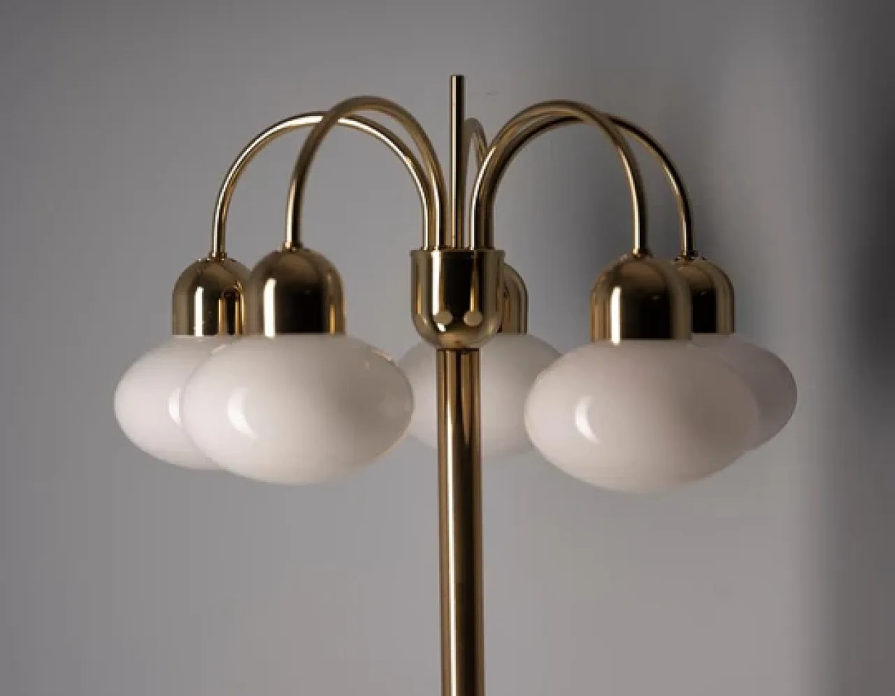 Lampada da terra in ottone con cinque paralumi in vetro opalino, '900 2
