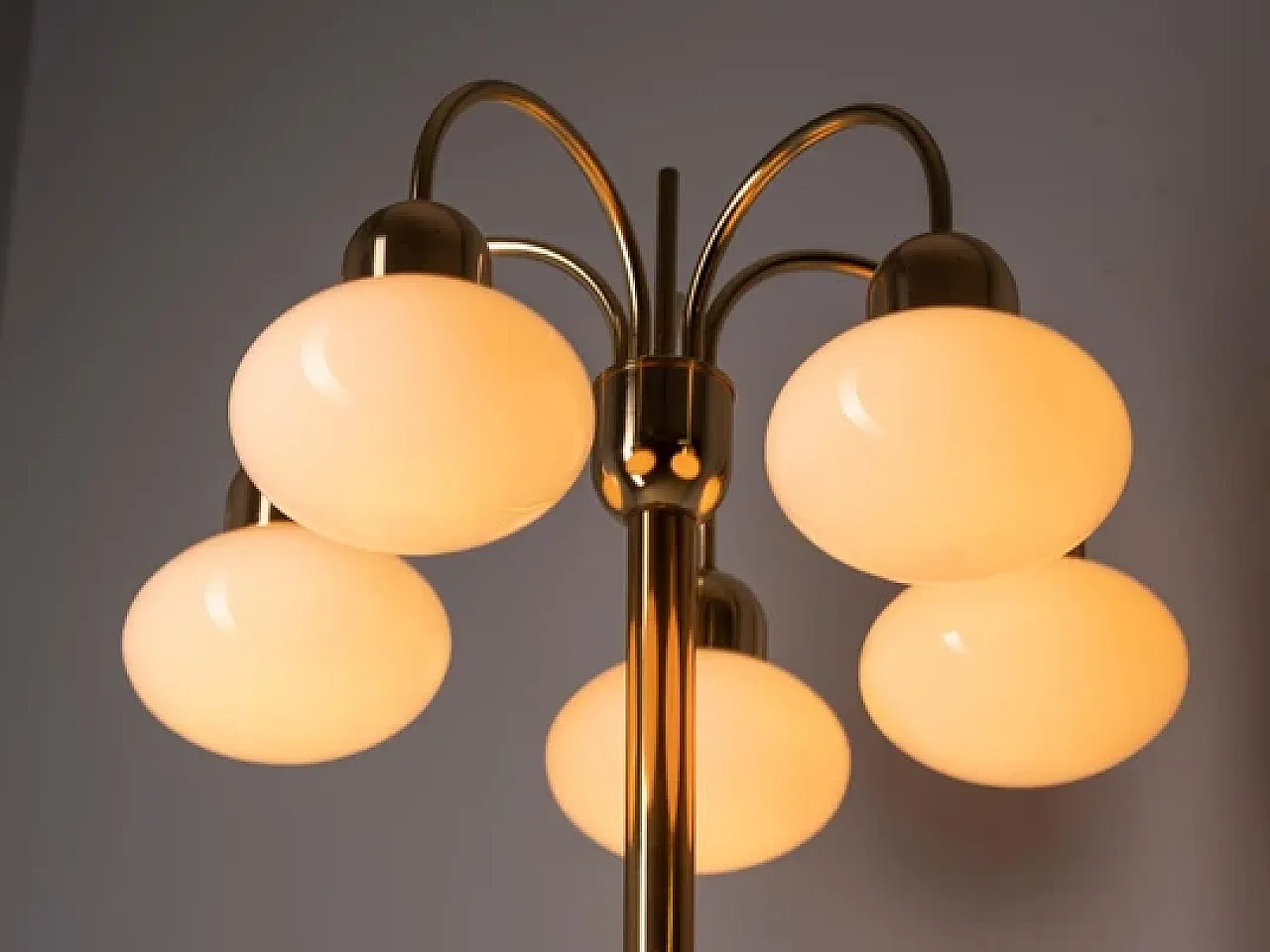Lampada da terra in ottone con cinque paralumi in vetro opalino, '900 3