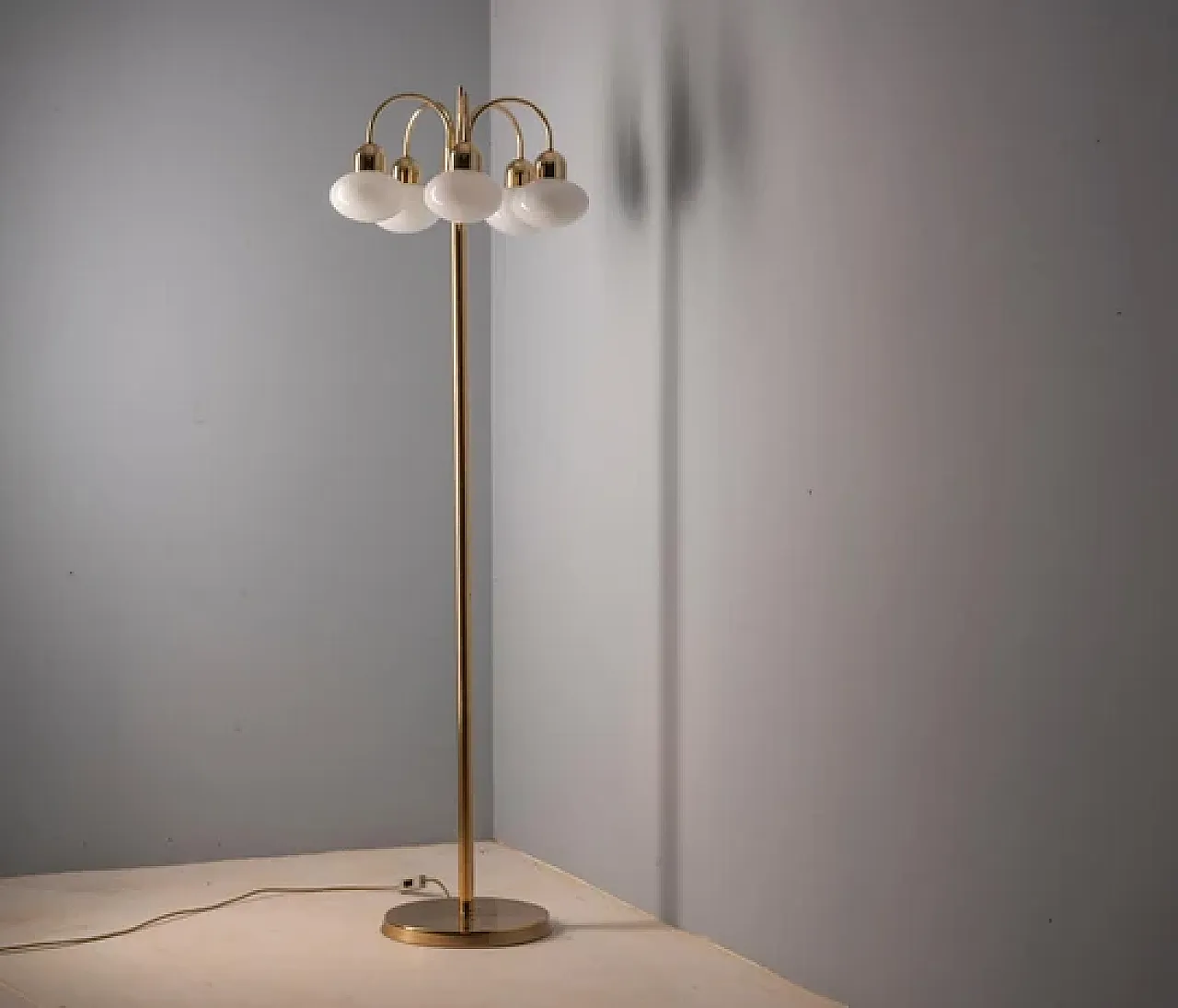 Lampada da terra in ottone con cinque paralumi in vetro opalino, '900 5