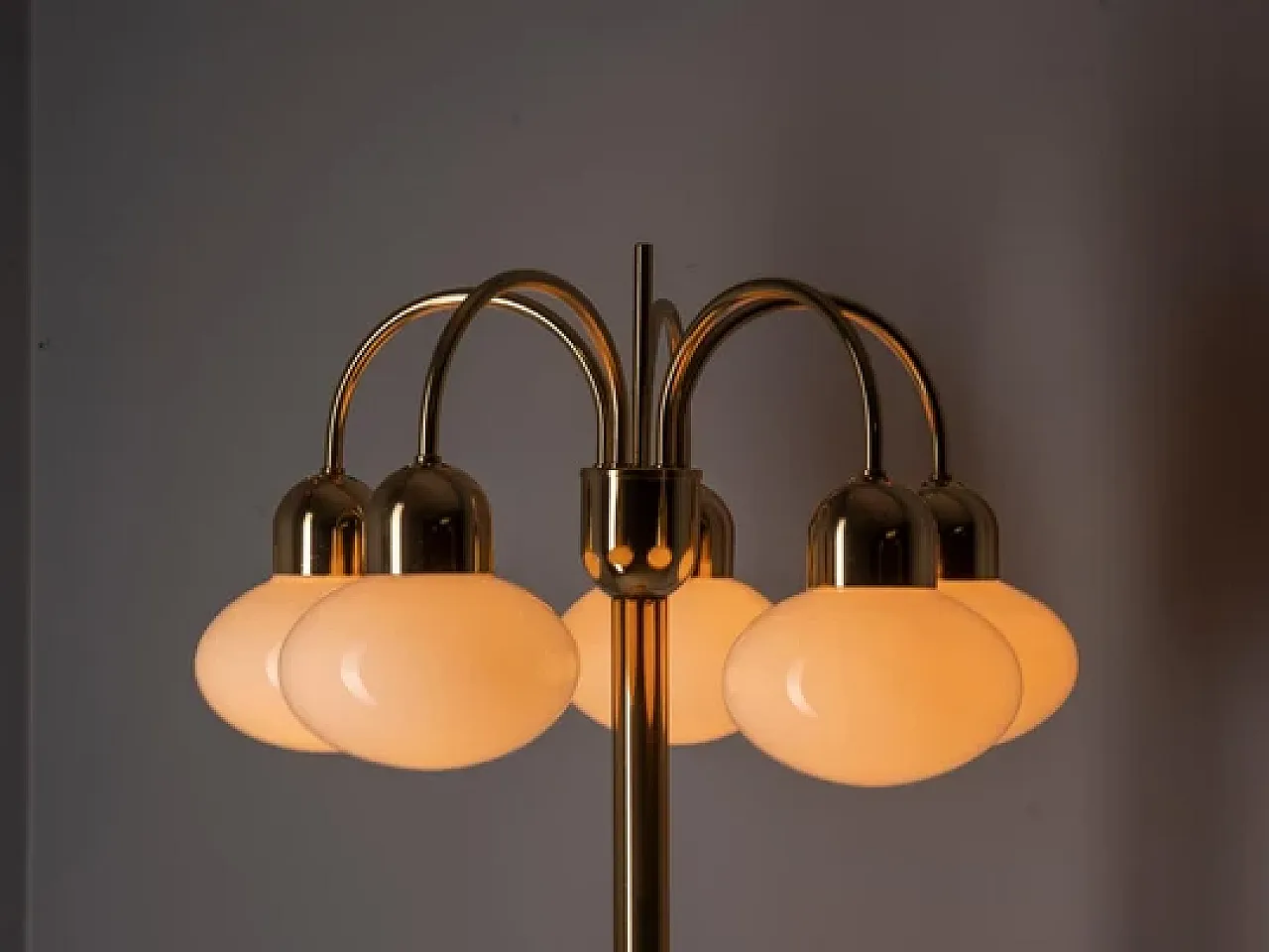 Lampada da terra in ottone con cinque paralumi in vetro opalino, '900 7