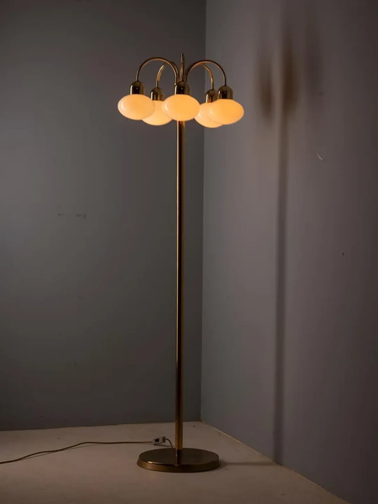 Lampada da terra in ottone con cinque paralumi in vetro opalino, '900 8